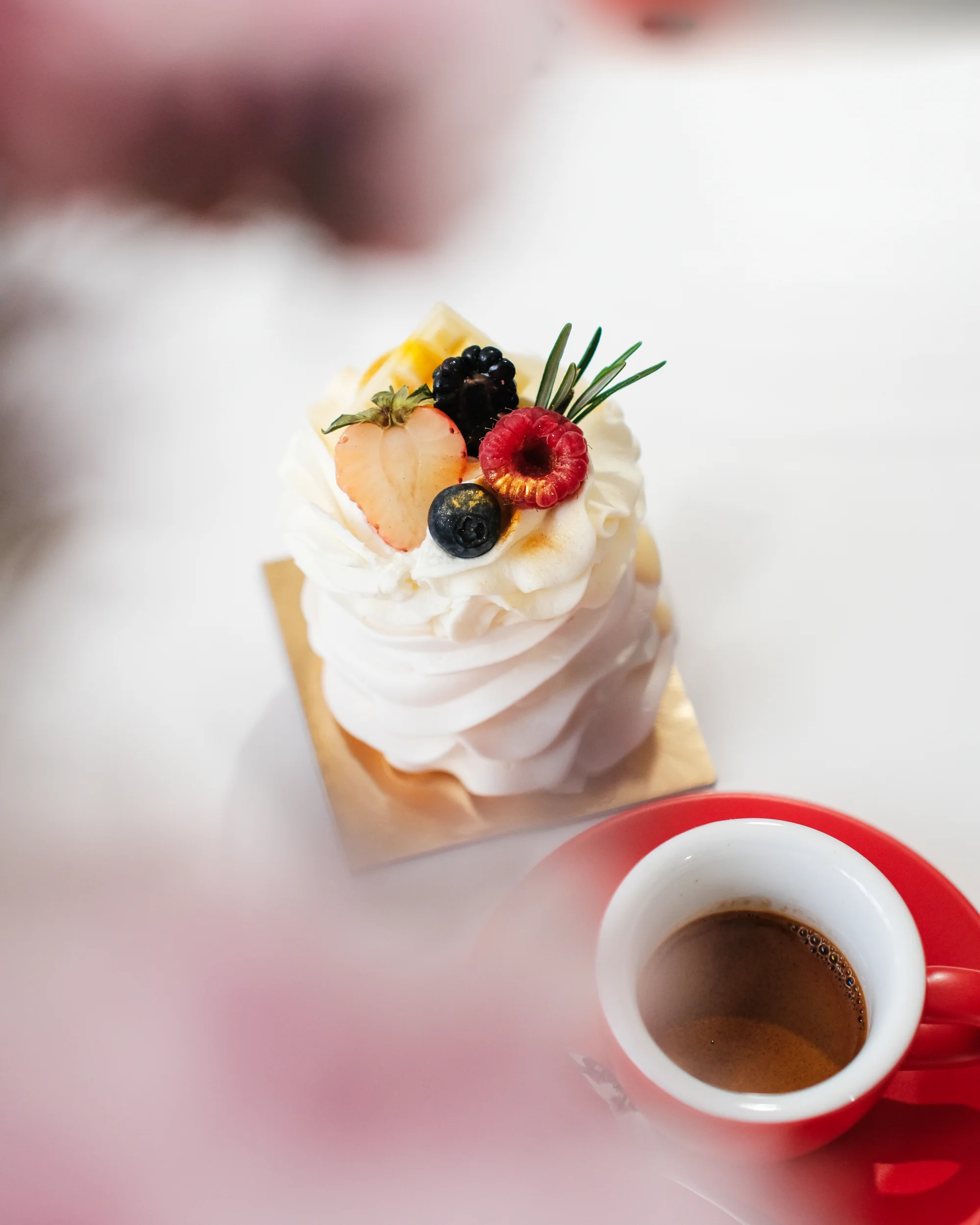 Káva nebo matcha a domácí zákusek v příjemné kavárně s galerií