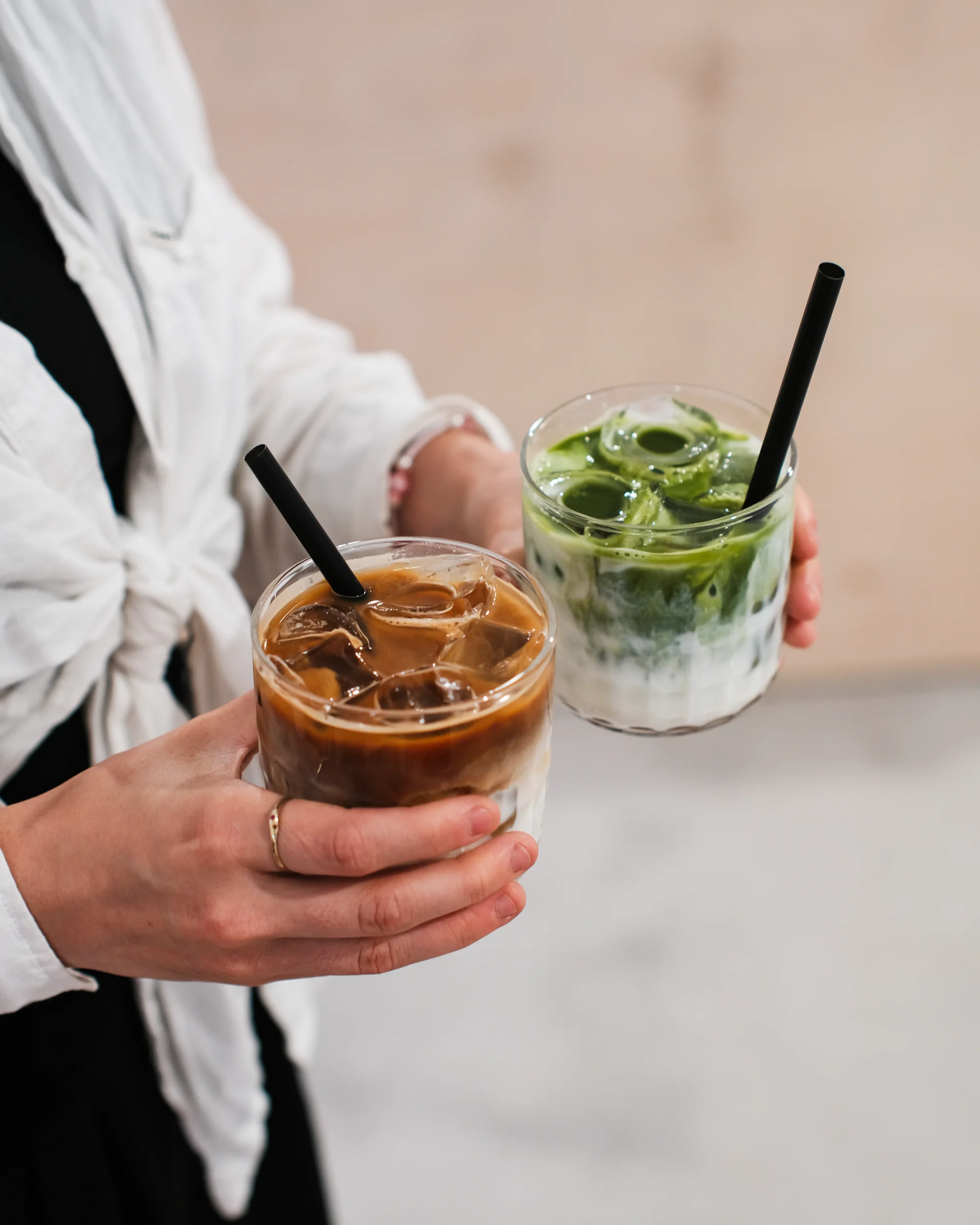 Káva nebo matcha a domácí zákusek v příjemné kavárně s galerií