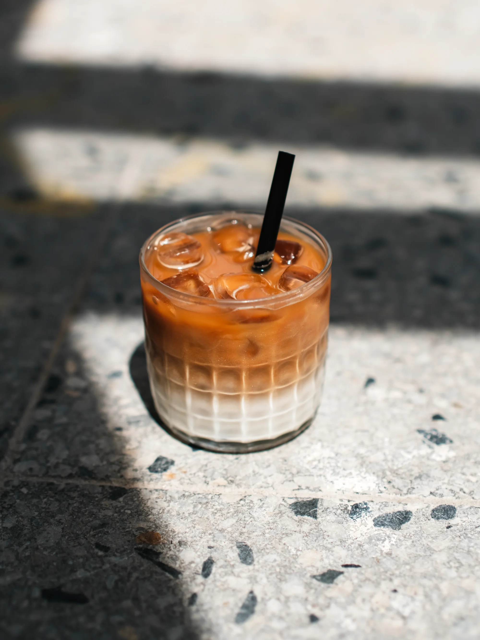 Káva nebo matcha a domácí zákusek v příjemné kavárně s galerií