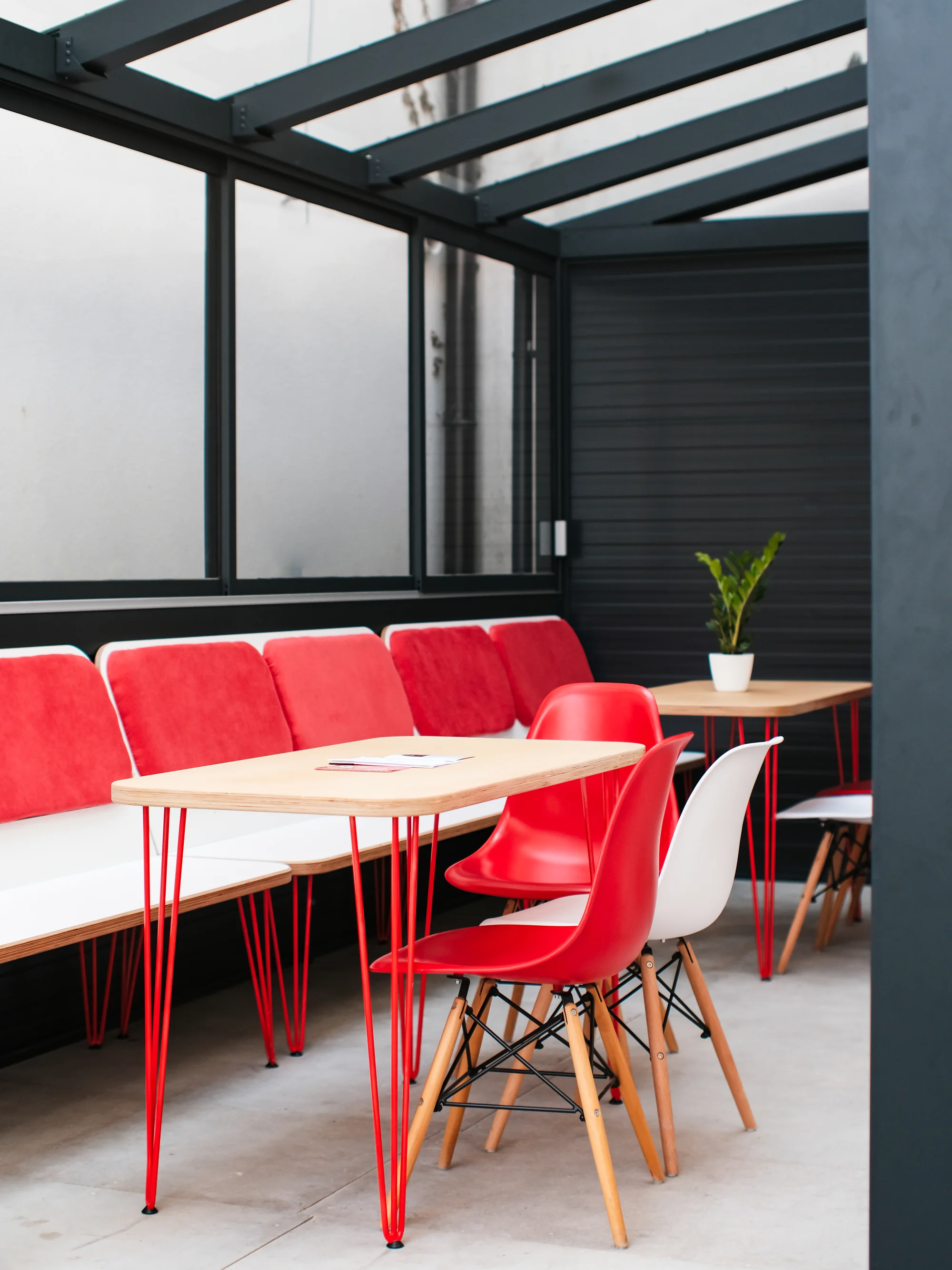 Káva nebo matcha a domácí zákusek v příjemné kavárně s galerií