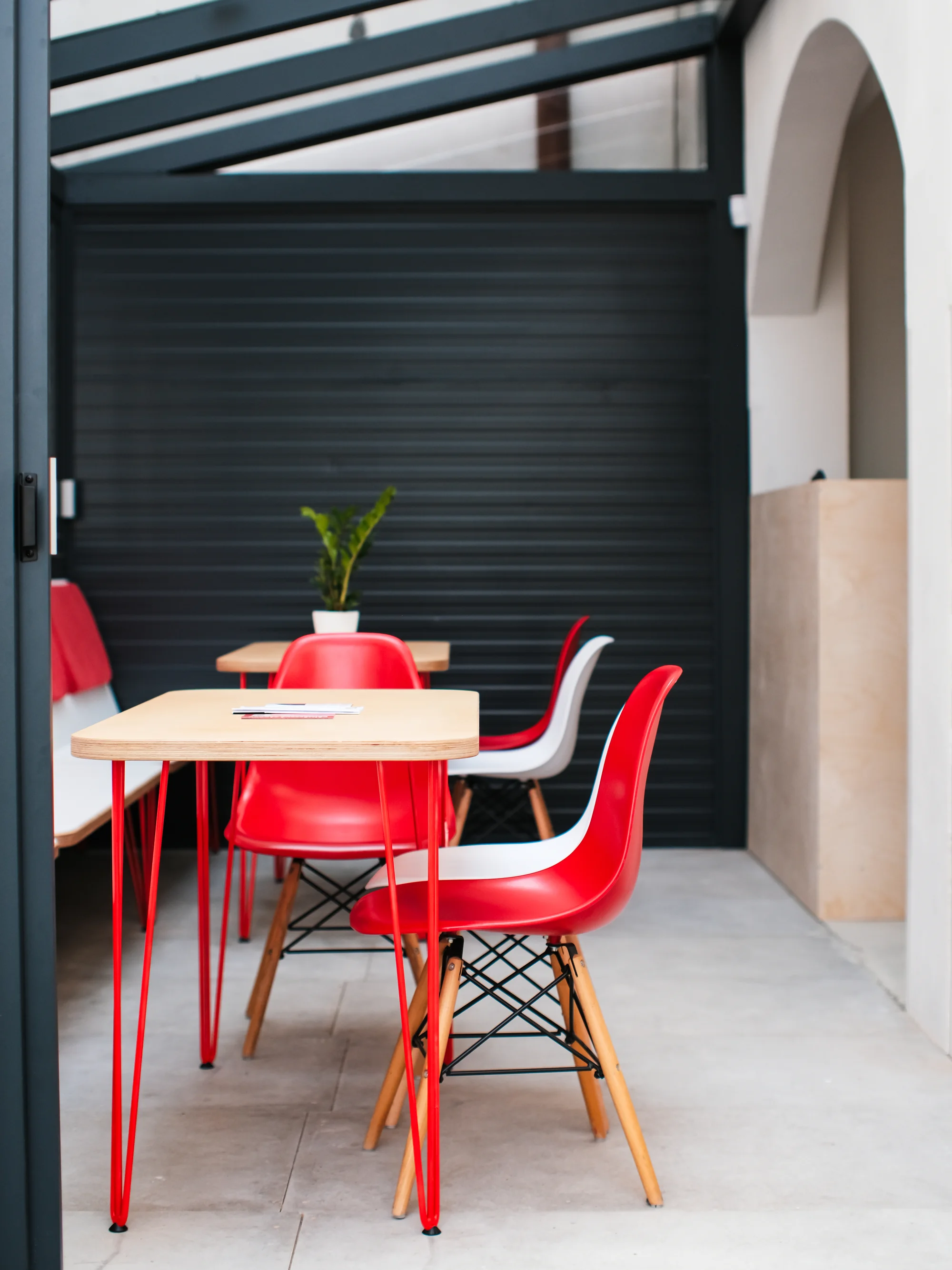 Káva nebo matcha a domácí zákusek v příjemné kavárně s galerií