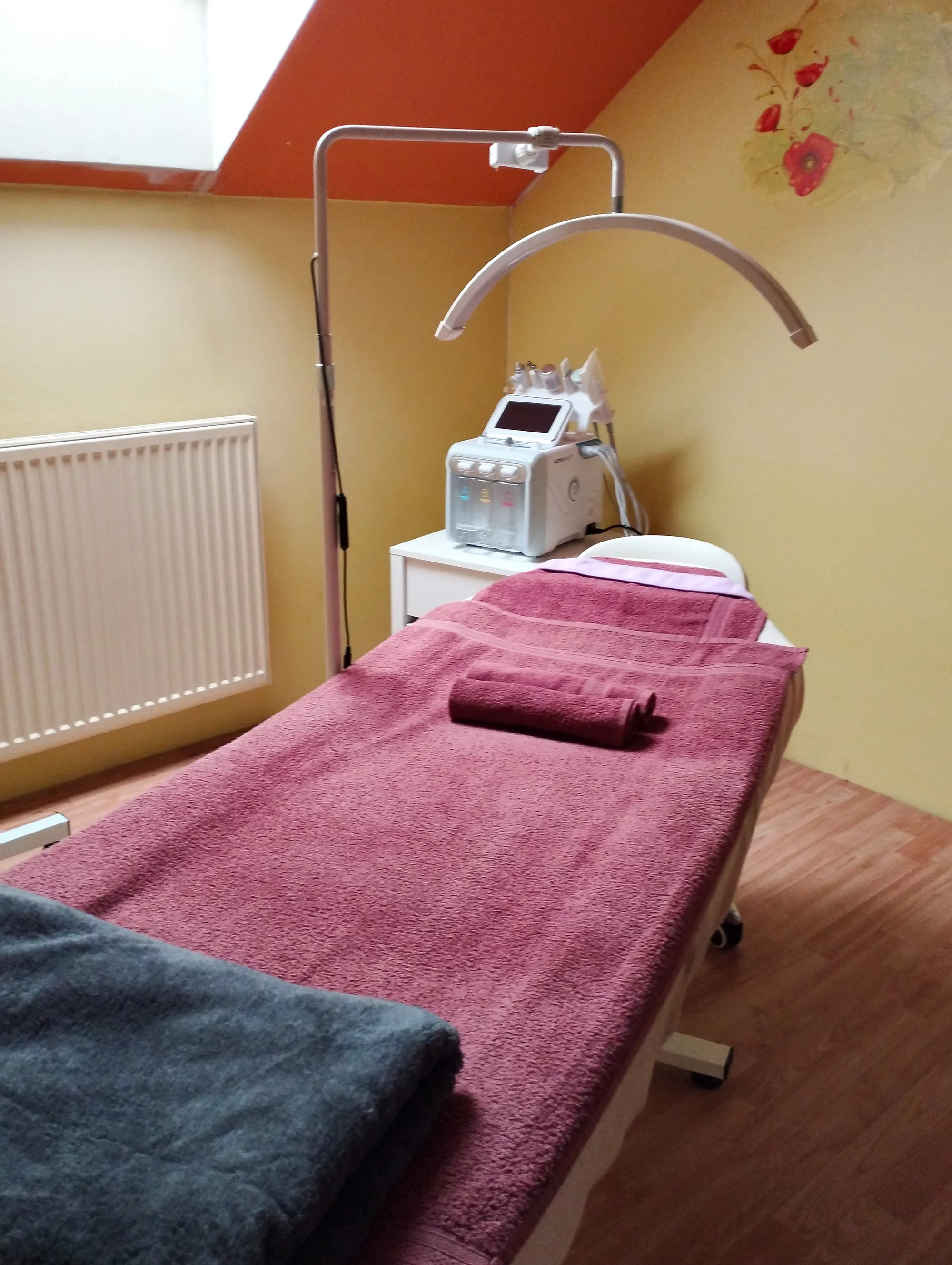 Kosmetické ošetření: hloubková péče ultrazvukem, radiofrekvence i galvanická žehlička