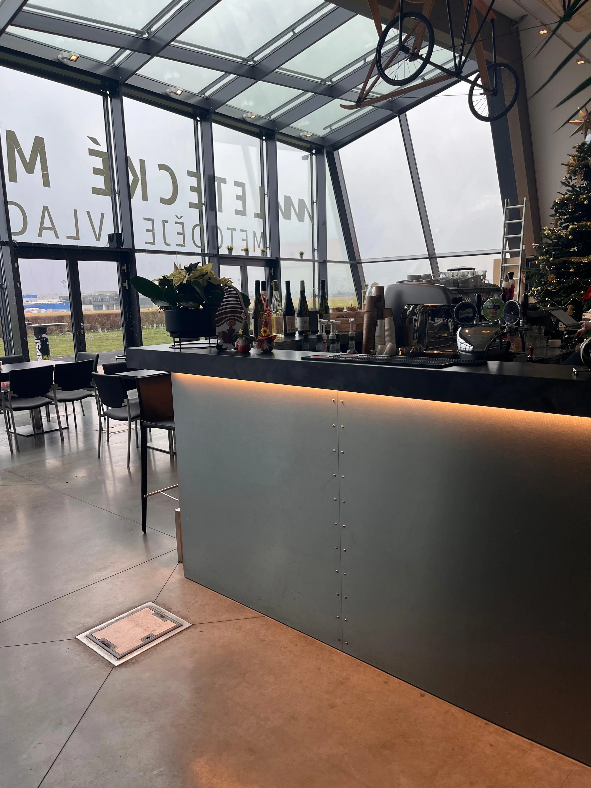 Vouchery až na 500 Kč na vše v kavárně Hangár café v Mladé Boleslavi