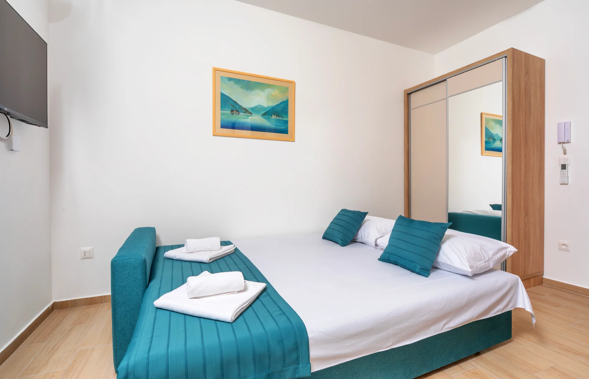 Krásné apartmány v Petrovaci, 200 metrů od pláže a střešní terasa s výhledem