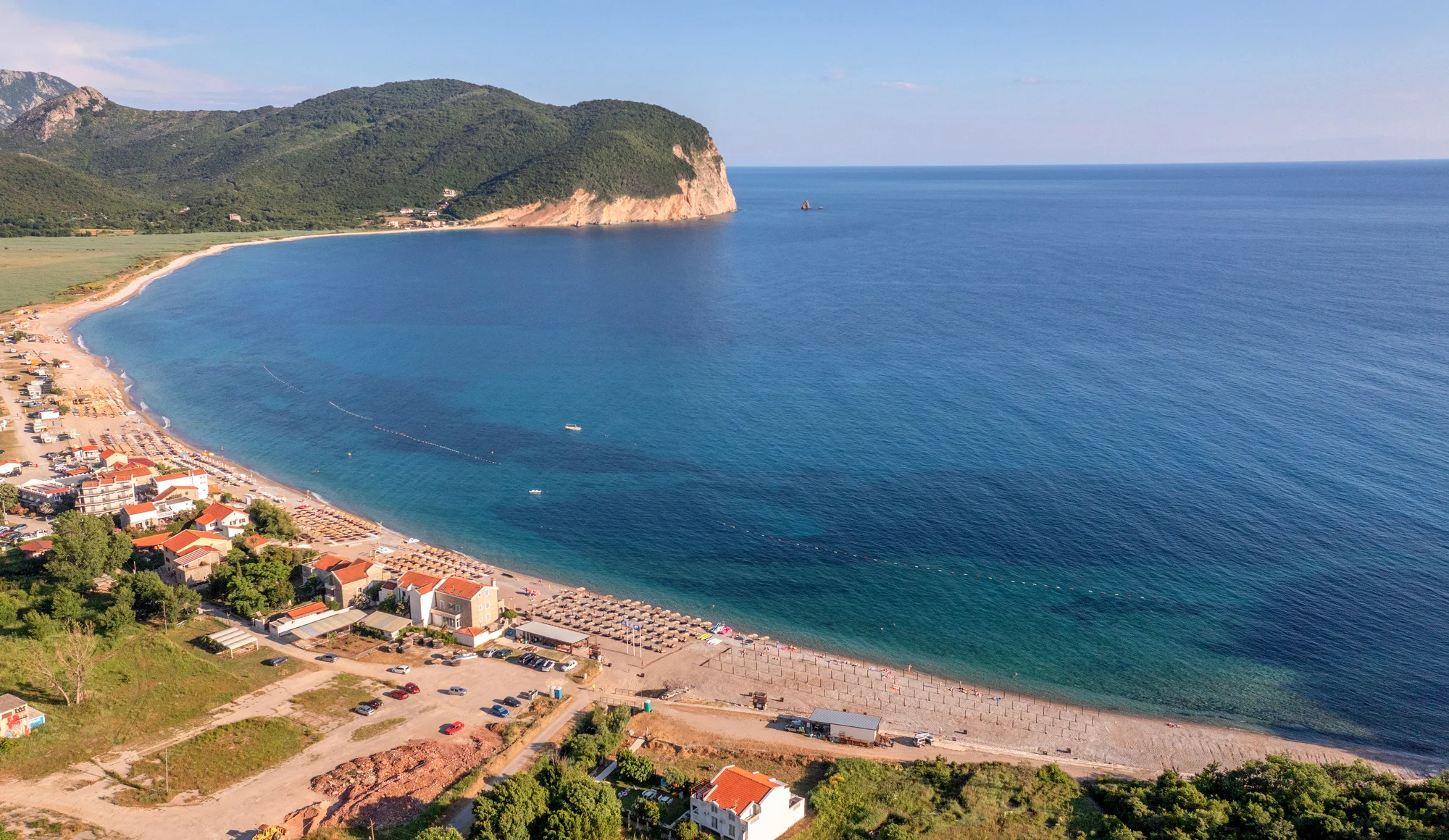 Krásné apartmány v Petrovaci, 200 metrů od pláže a střešní terasa s výhledem