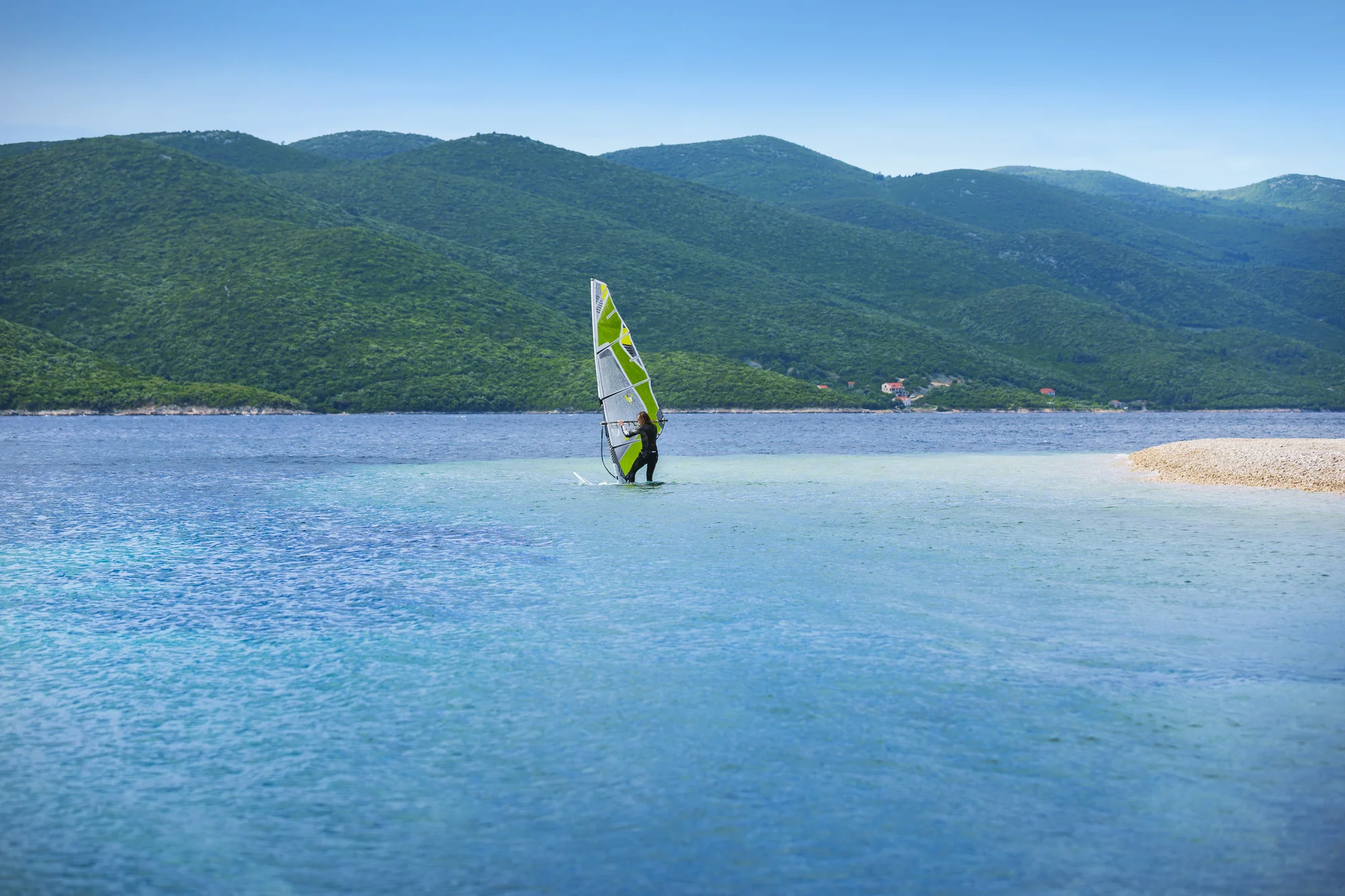 Slunný pobyt v Dalmácii: hotel přímo u moře, strava a bazén