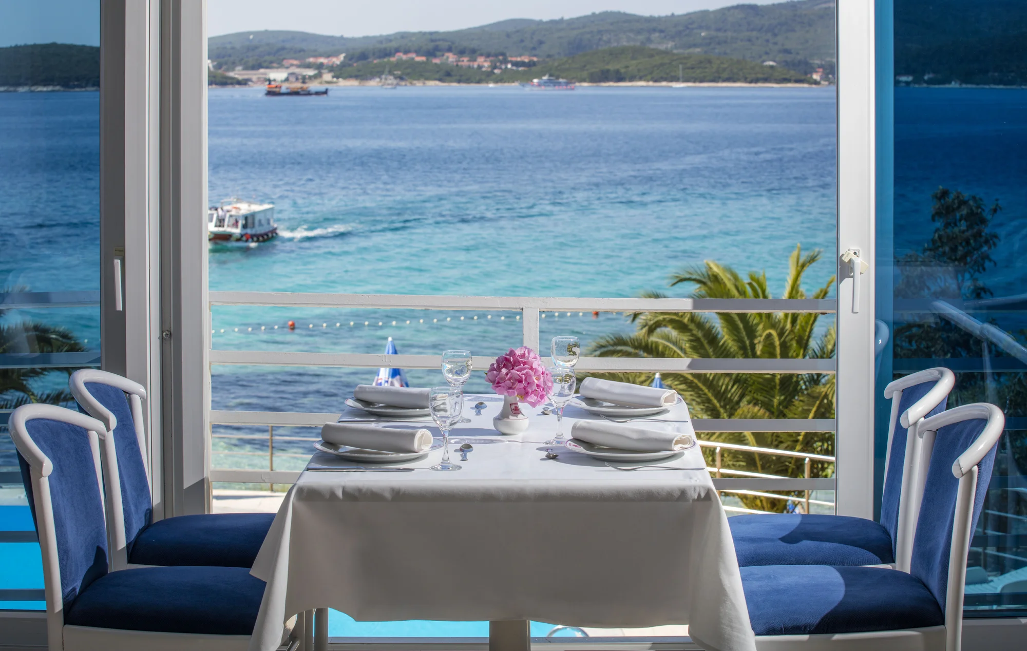 Slunný pobyt v Dalmácii: hotel přímo u moře, strava a bazén