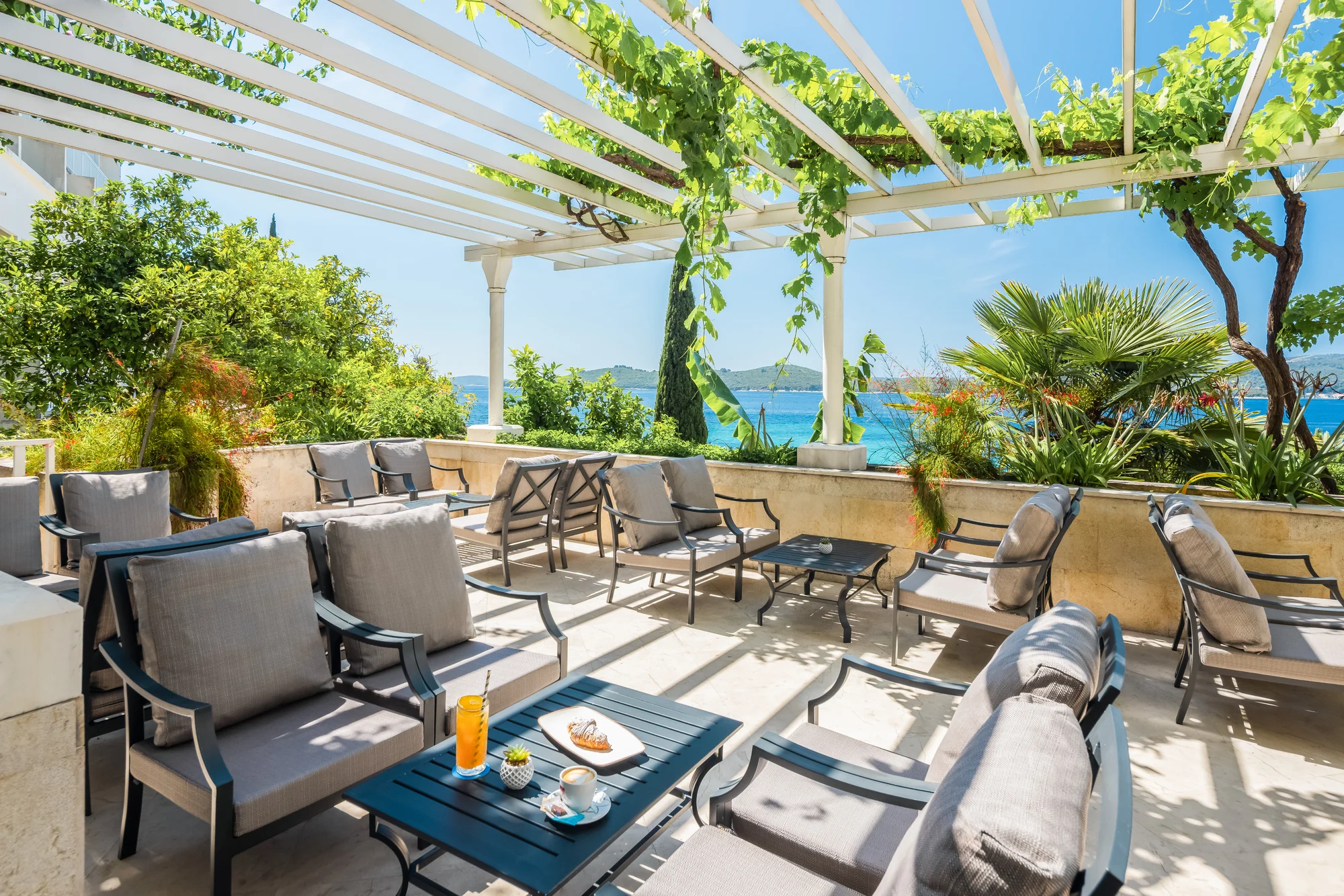 Slunný pobyt v Dalmácii: hotel přímo u moře, strava a bazén