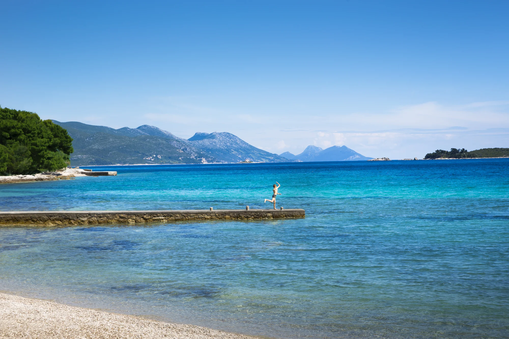 Slunný pobyt v Dalmácii: hotel přímo u moře, strava a bazén