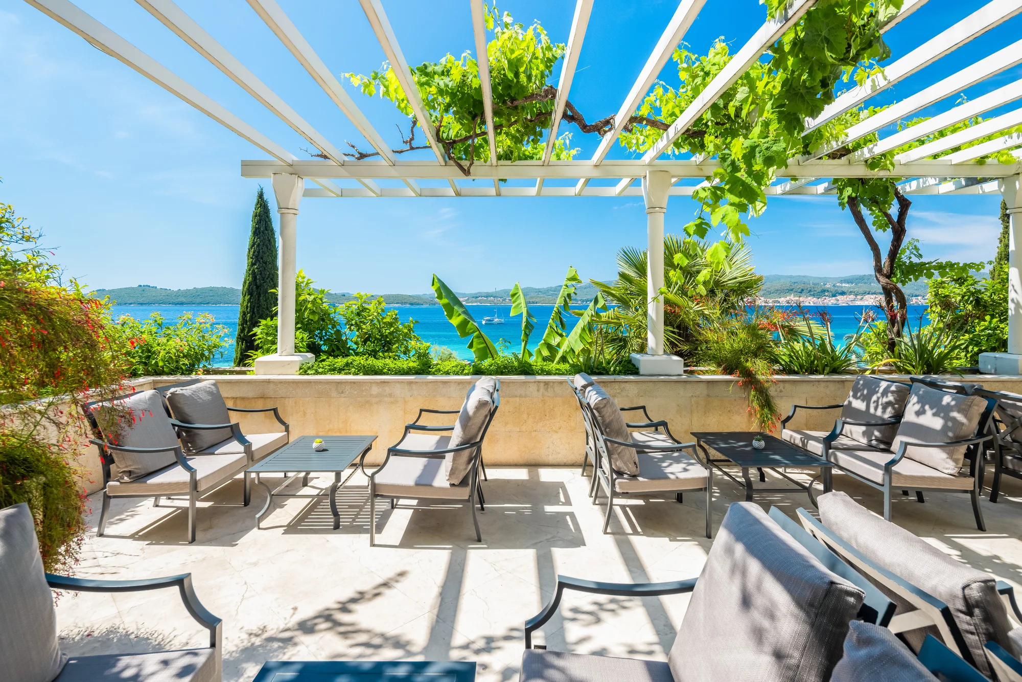 Slunný pobyt v Dalmácii: hotel přímo u moře, strava a bazén