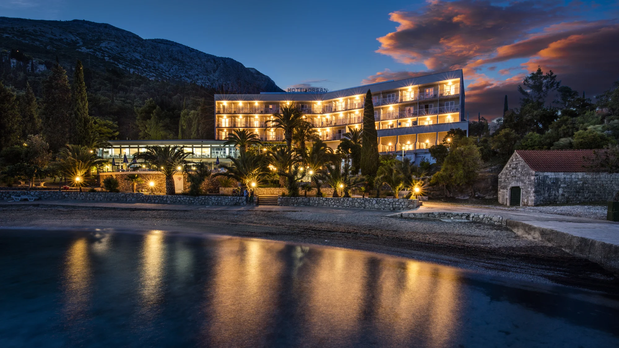 Slunný pobyt v Dalmácii: hotel přímo u moře, strava a bazén