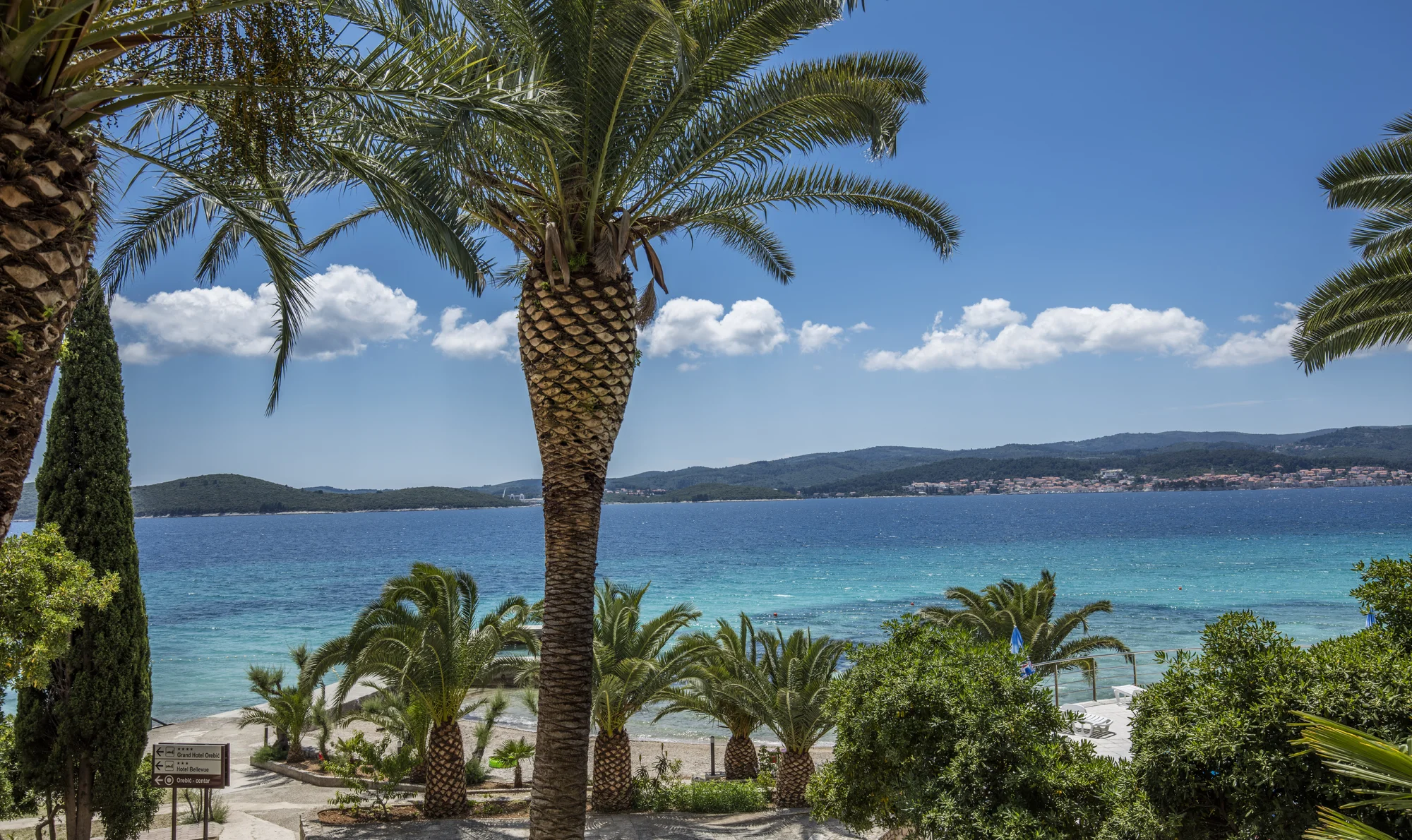 Slunný pobyt v Dalmácii: hotel přímo u moře, strava a bazén