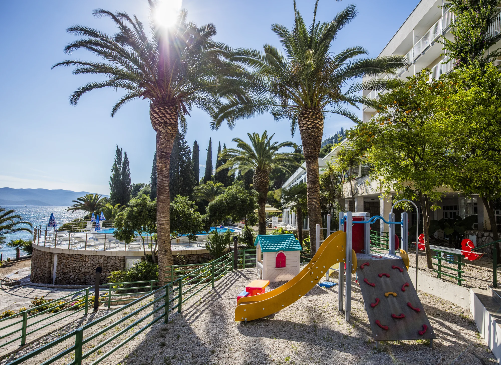 Slunný pobyt v Dalmácii: hotel přímo u moře, strava a bazén