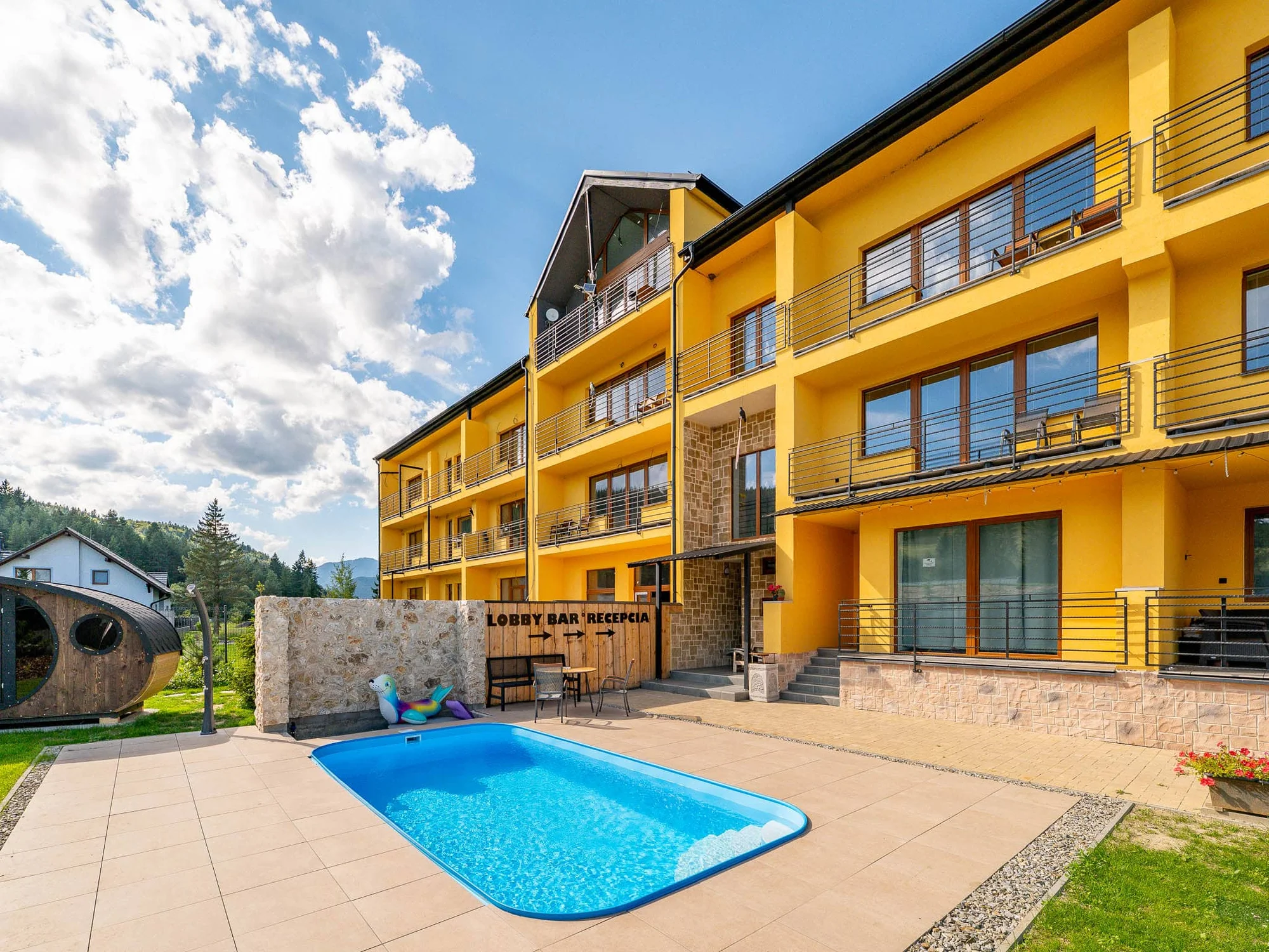 Stylové apartmány na Liptově: strava, výhled na hory i wellness v hobitích domečcích