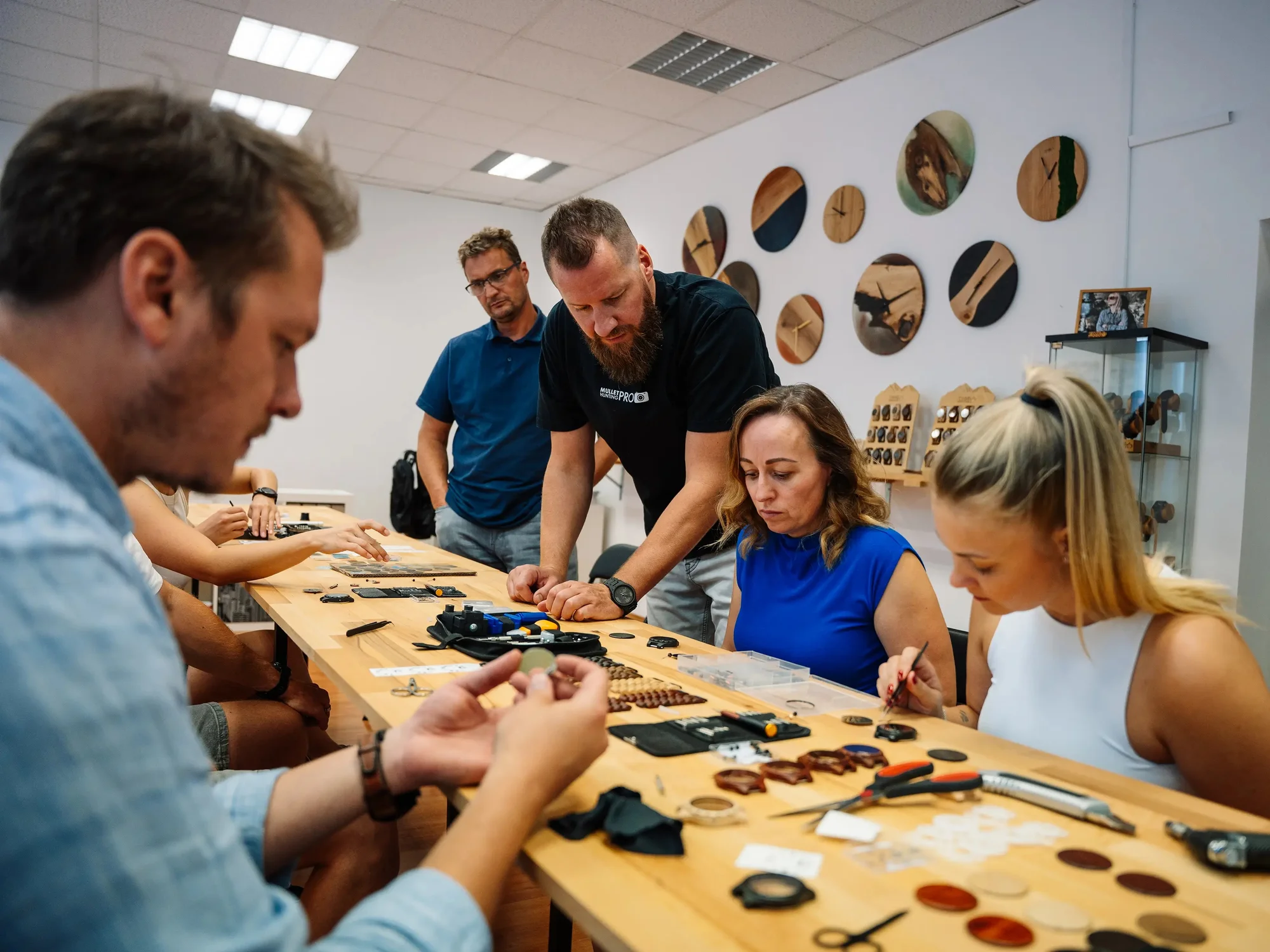 Workshop výroby hodinek TimeWood pro 1 nebo 2 osoby v Praze či Ostravě