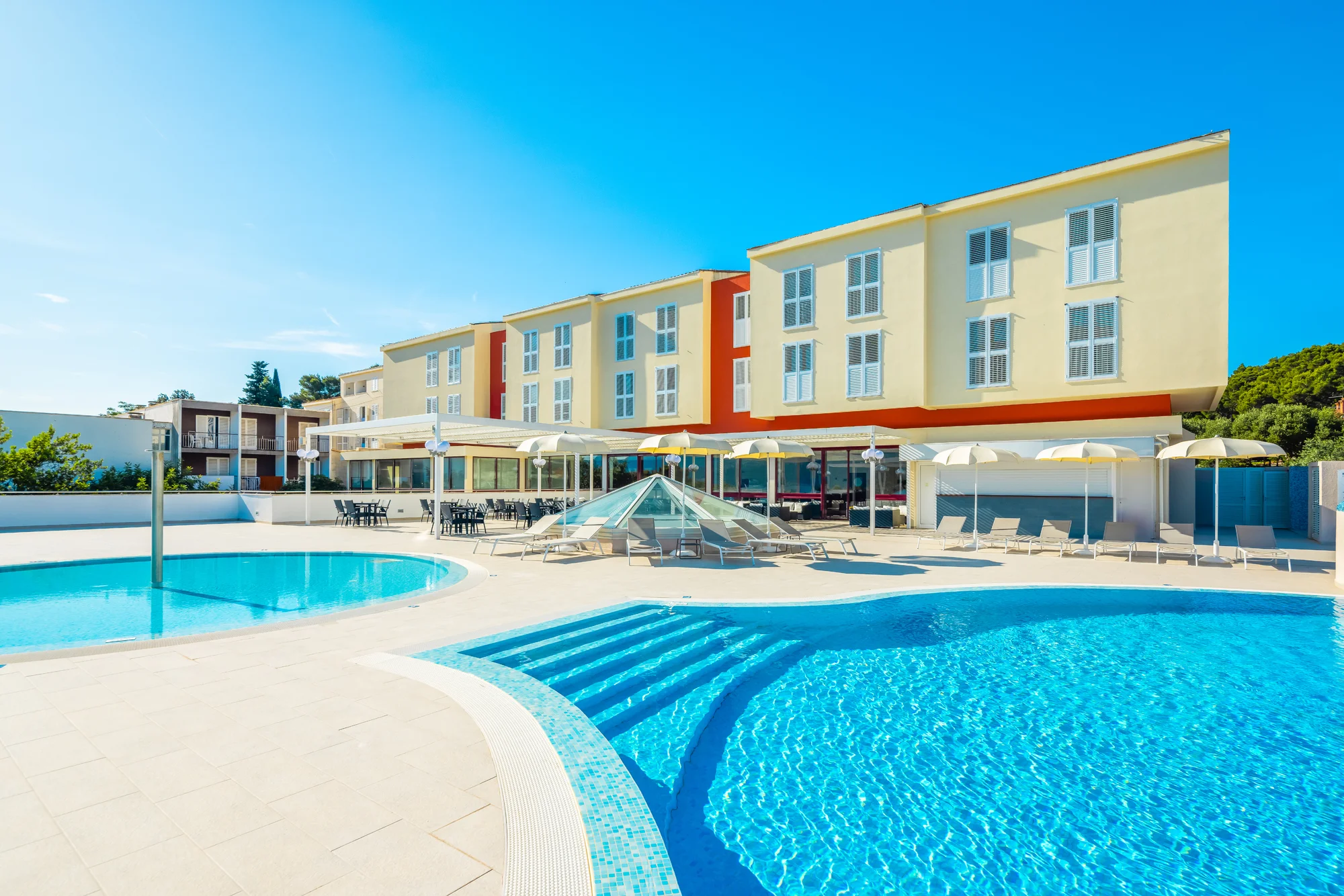 Relax na ostrově Korčula: 4* hotel se stravou, neomezeným wellness i večerním a dětským programem