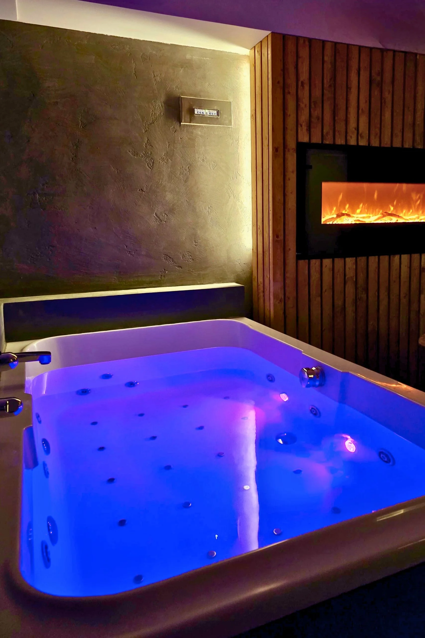 Privátní wellness: vířivá vana, masérna, zážitková místnost pro páry i lahev sektu