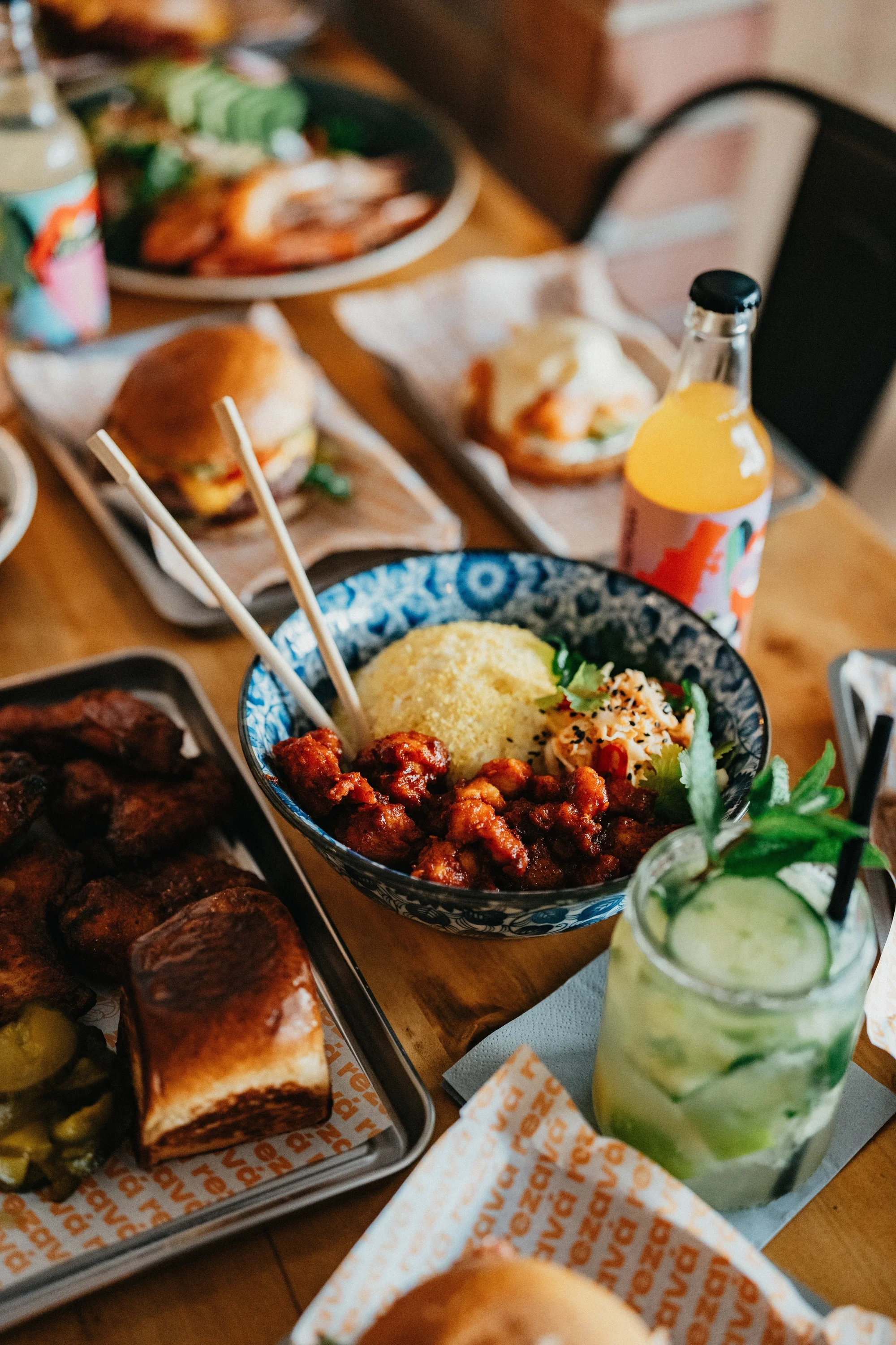 Otevřené vouchery na 500-1500 Kč: burgery, kuře v tempuře i trhané vepřové