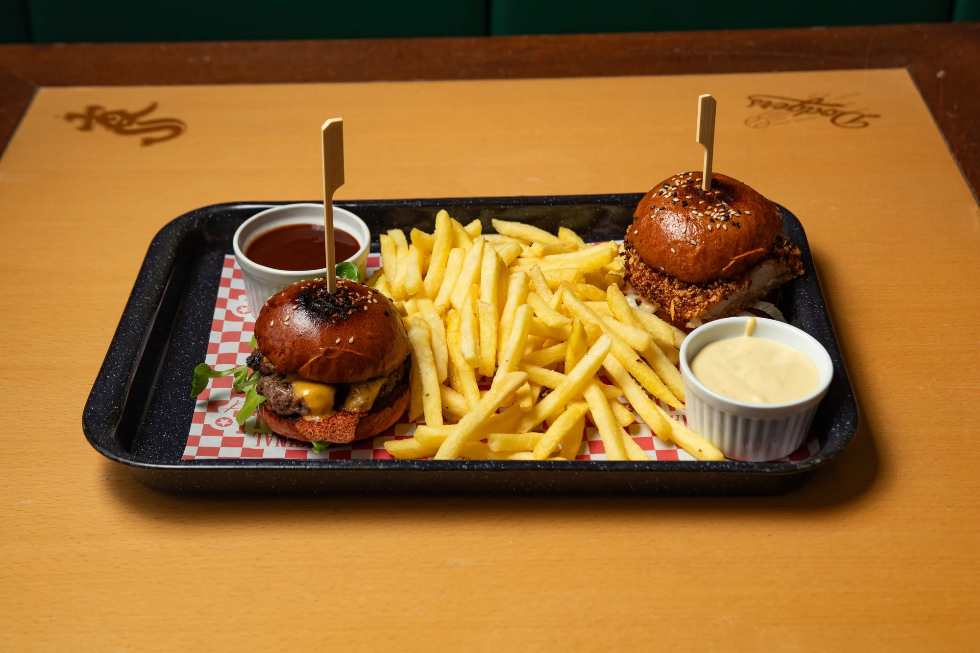 Dejte si do nosu: poctivý hovězí burger s hranolky pro jednoho či pro dva