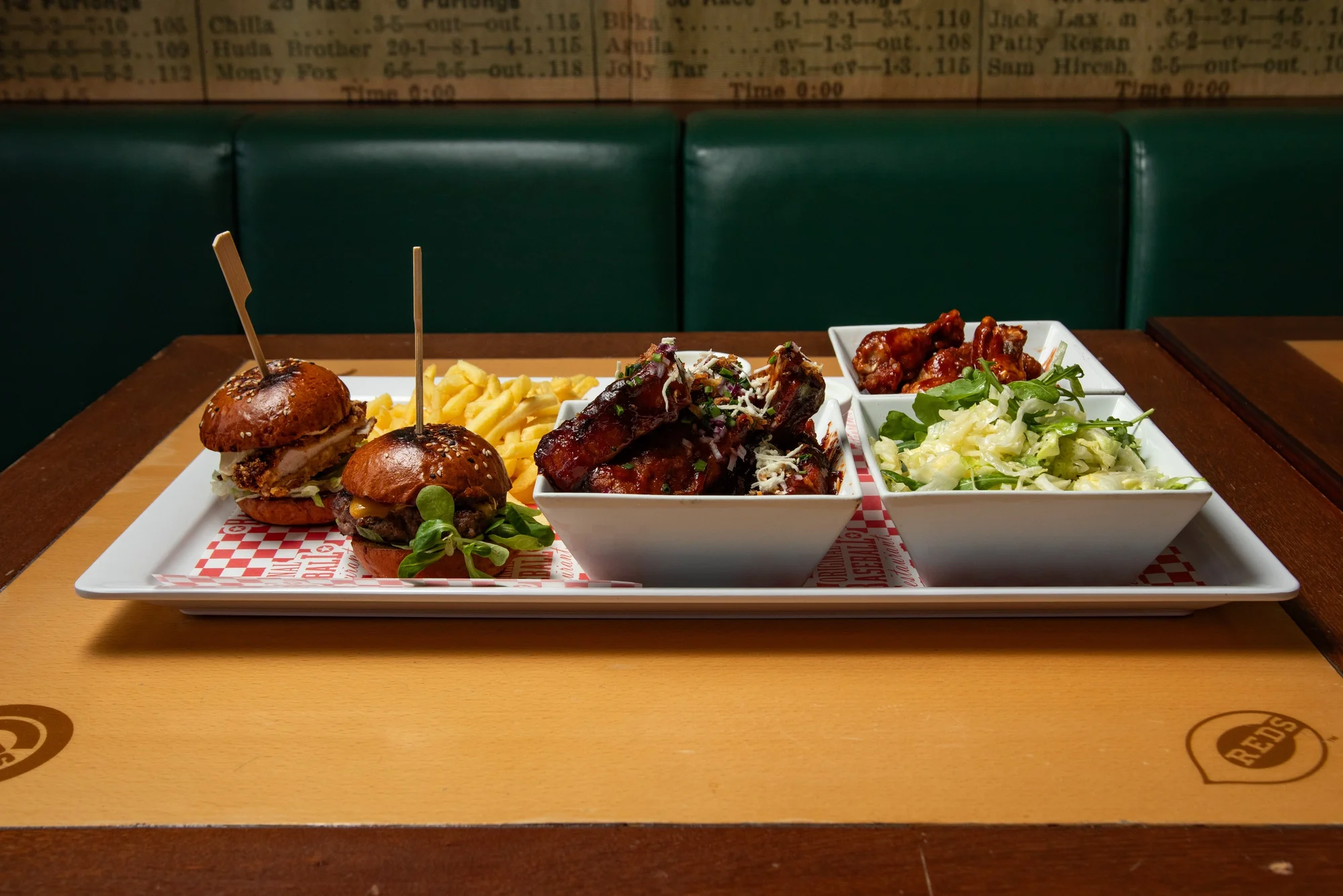 Ochutnejte Ameriku: menu pro 2 osoby s mini burgery, žebry i křídly