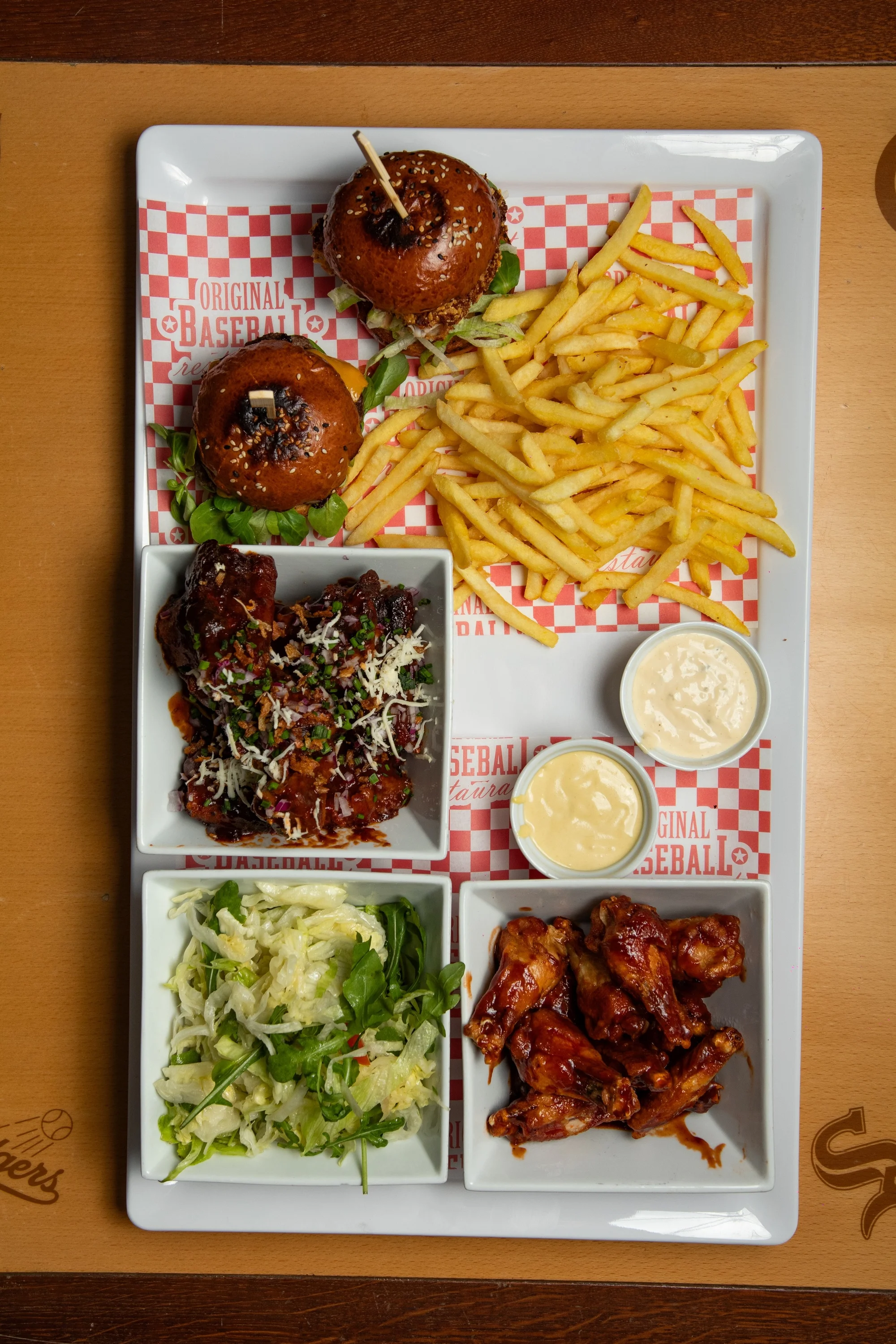 Ochutnejte Ameriku: menu pro 2 osoby s mini burgery, žebry i křídly