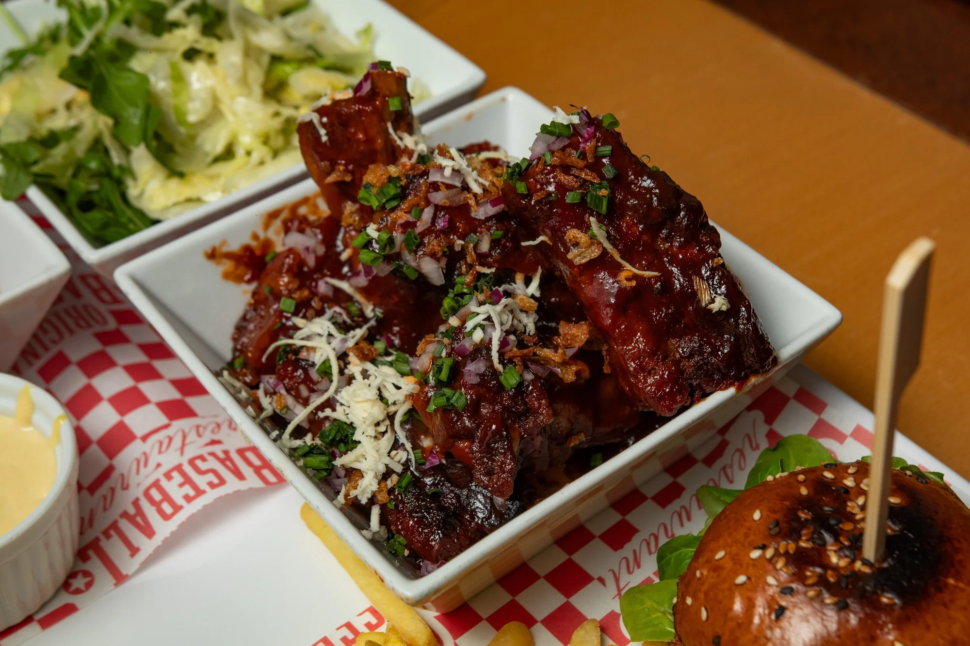 Ochutnejte Ameriku: menu pro 2 osoby s mini burgery, žebry i křídly