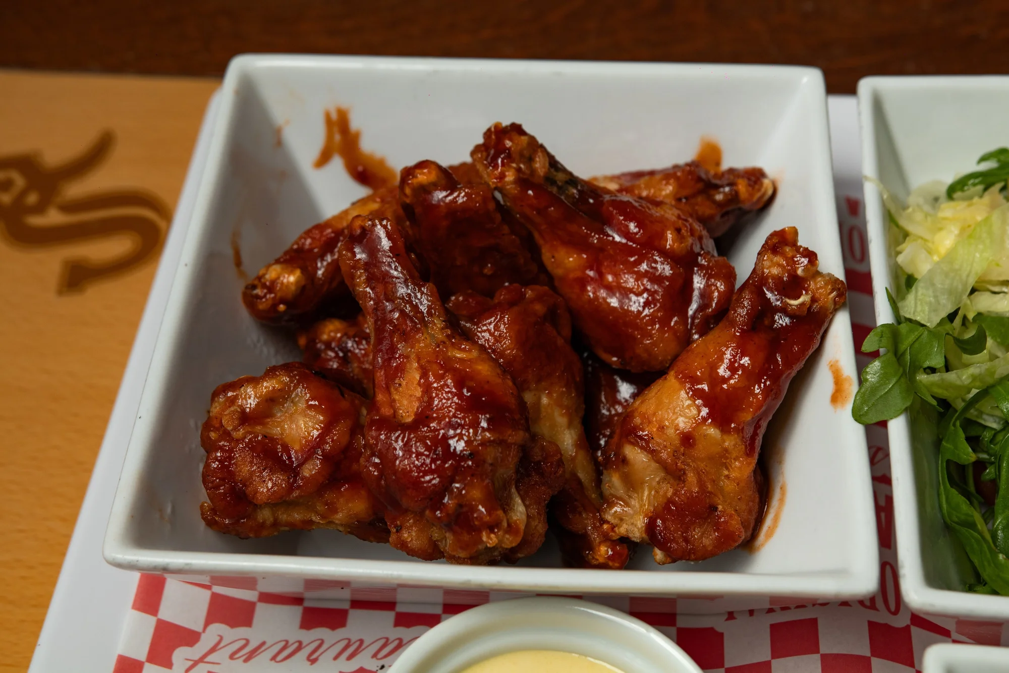 Ochutnejte Ameriku: menu pro 2 osoby s mini burgery, žebry i křídly