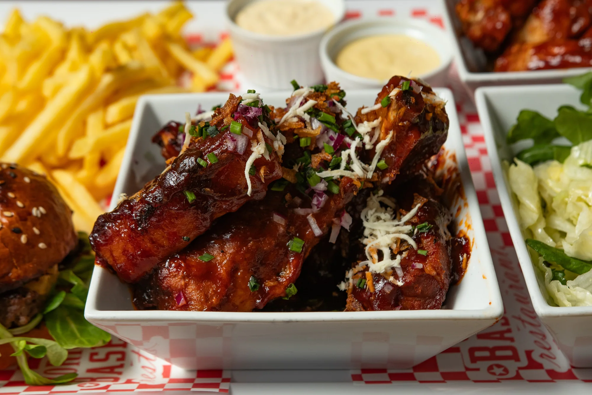 Ochutnejte Ameriku: menu pro 2 osoby s mini burgery, žebry i křídly