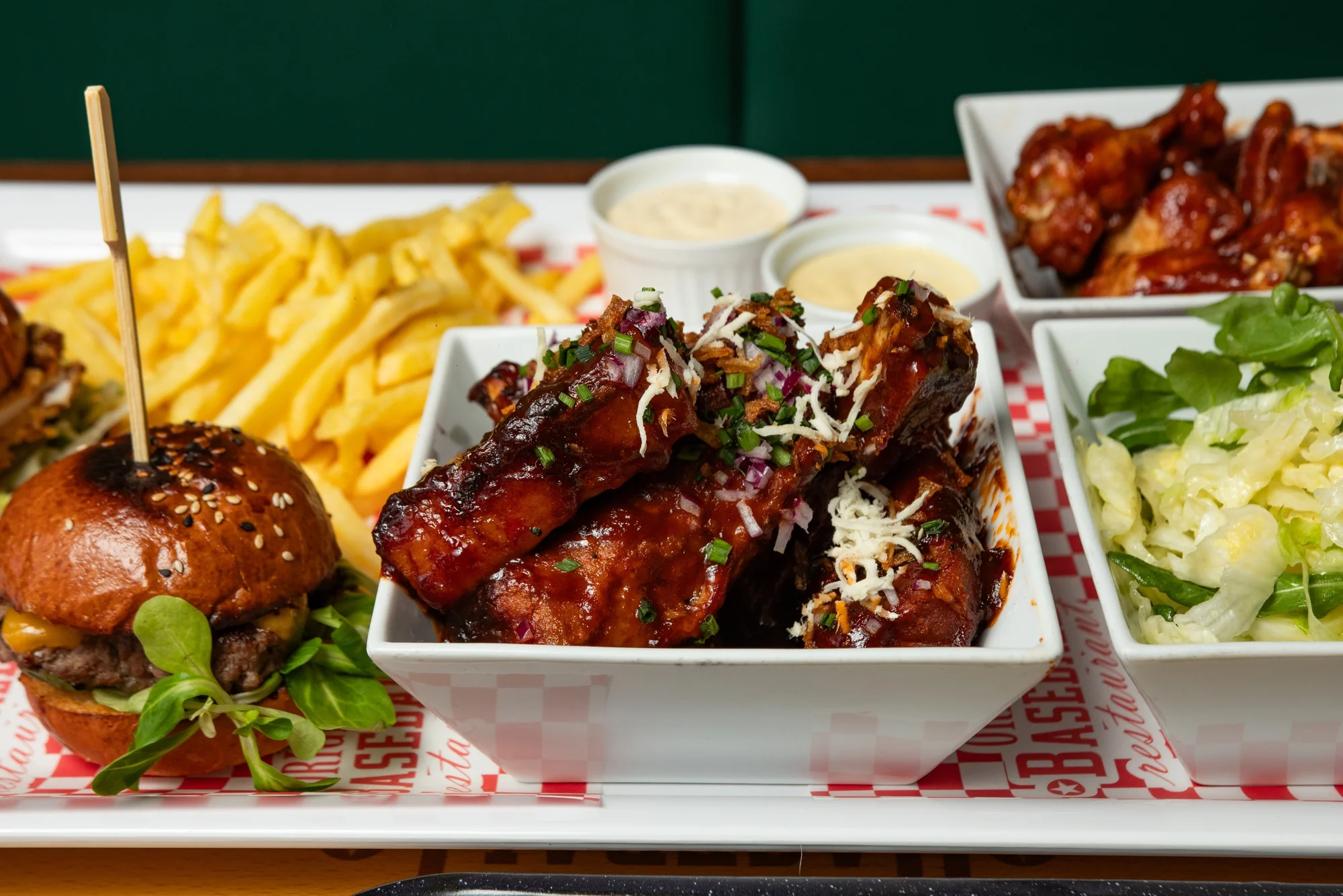 Ochutnejte Ameriku: menu pro 2 osoby s mini burgery, žebry i křídly