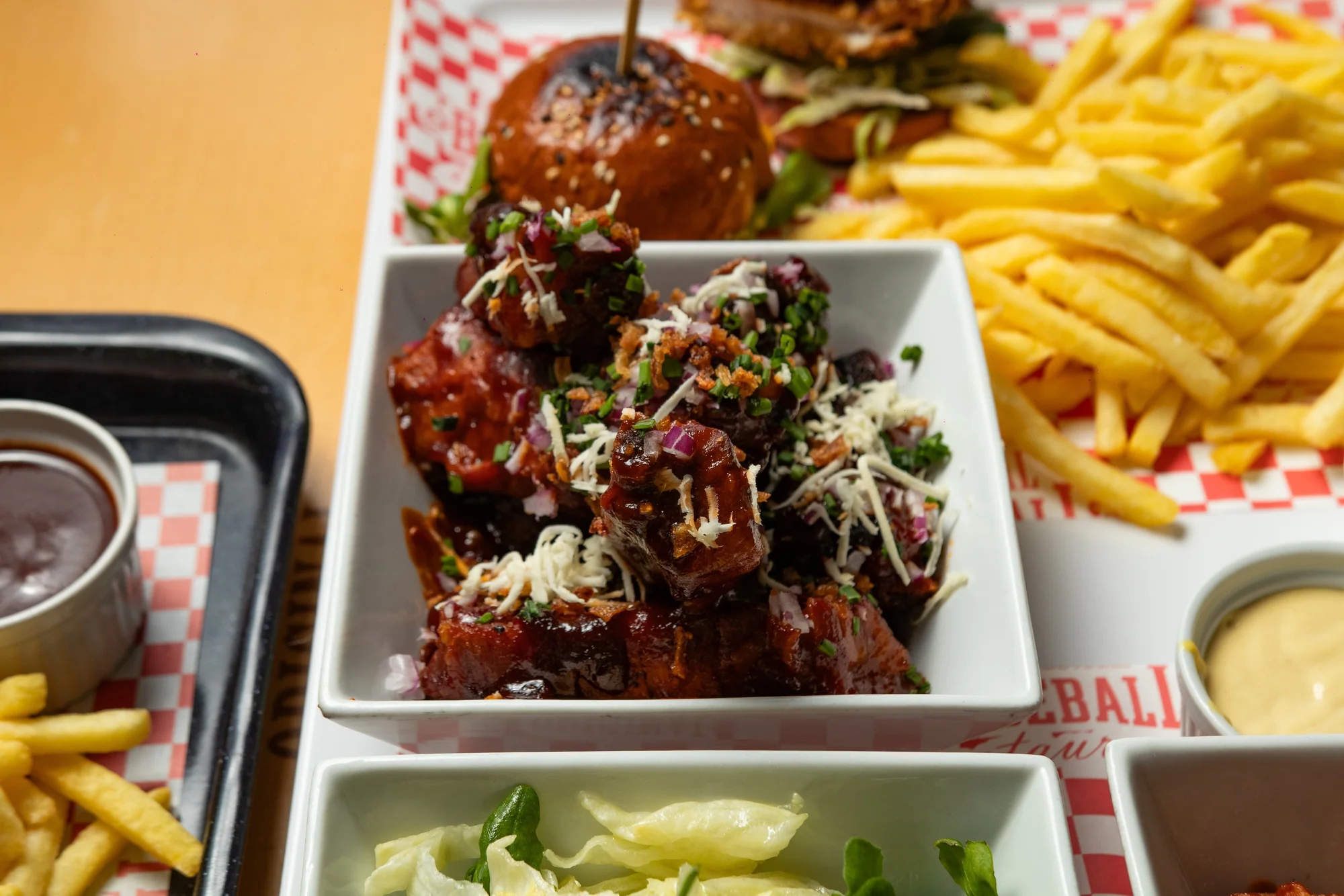 Ochutnejte Ameriku: menu pro 2 osoby s mini burgery, žebry i křídly