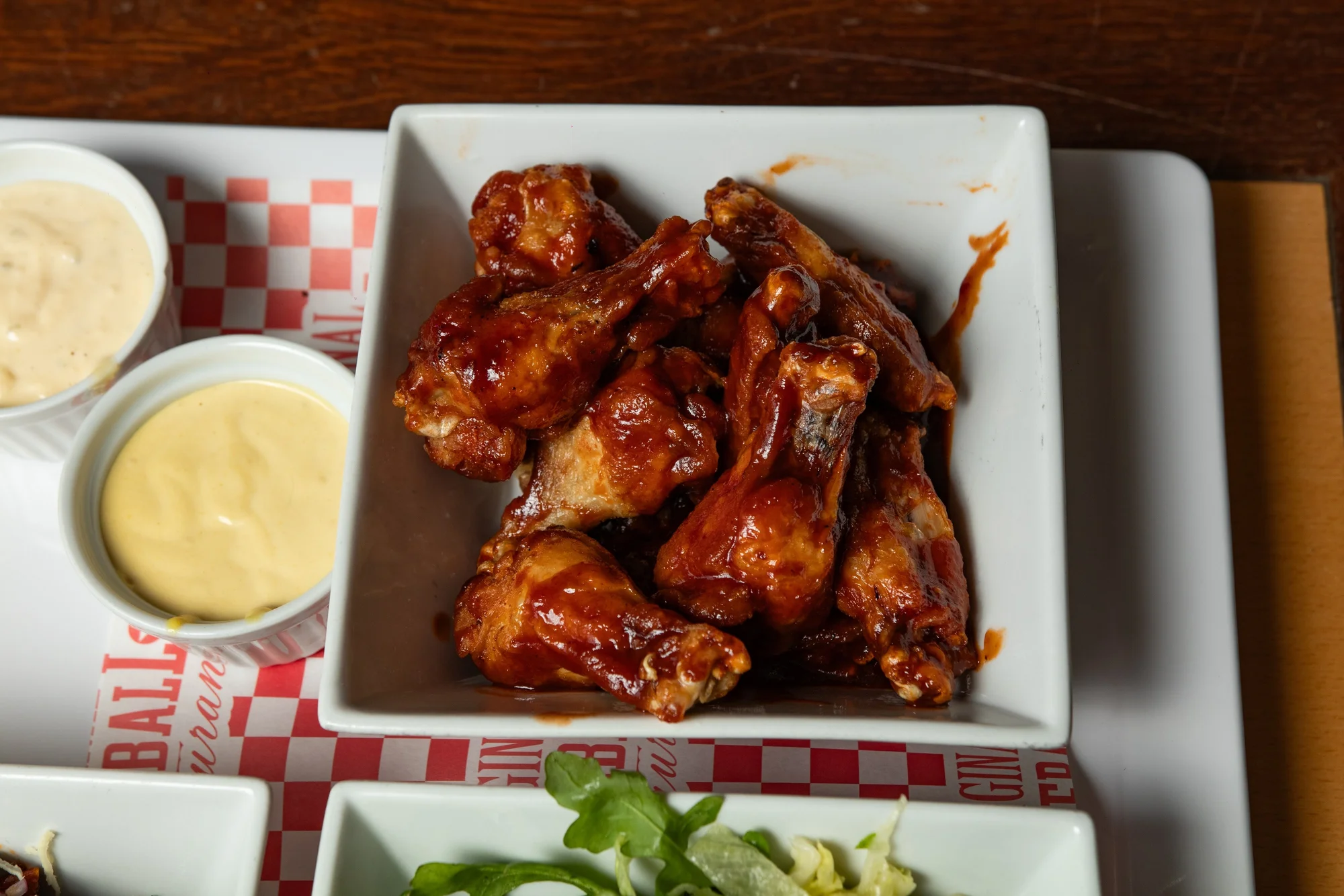 Ochutnejte Ameriku: menu pro 2 osoby s mini burgery, žebry i křídly