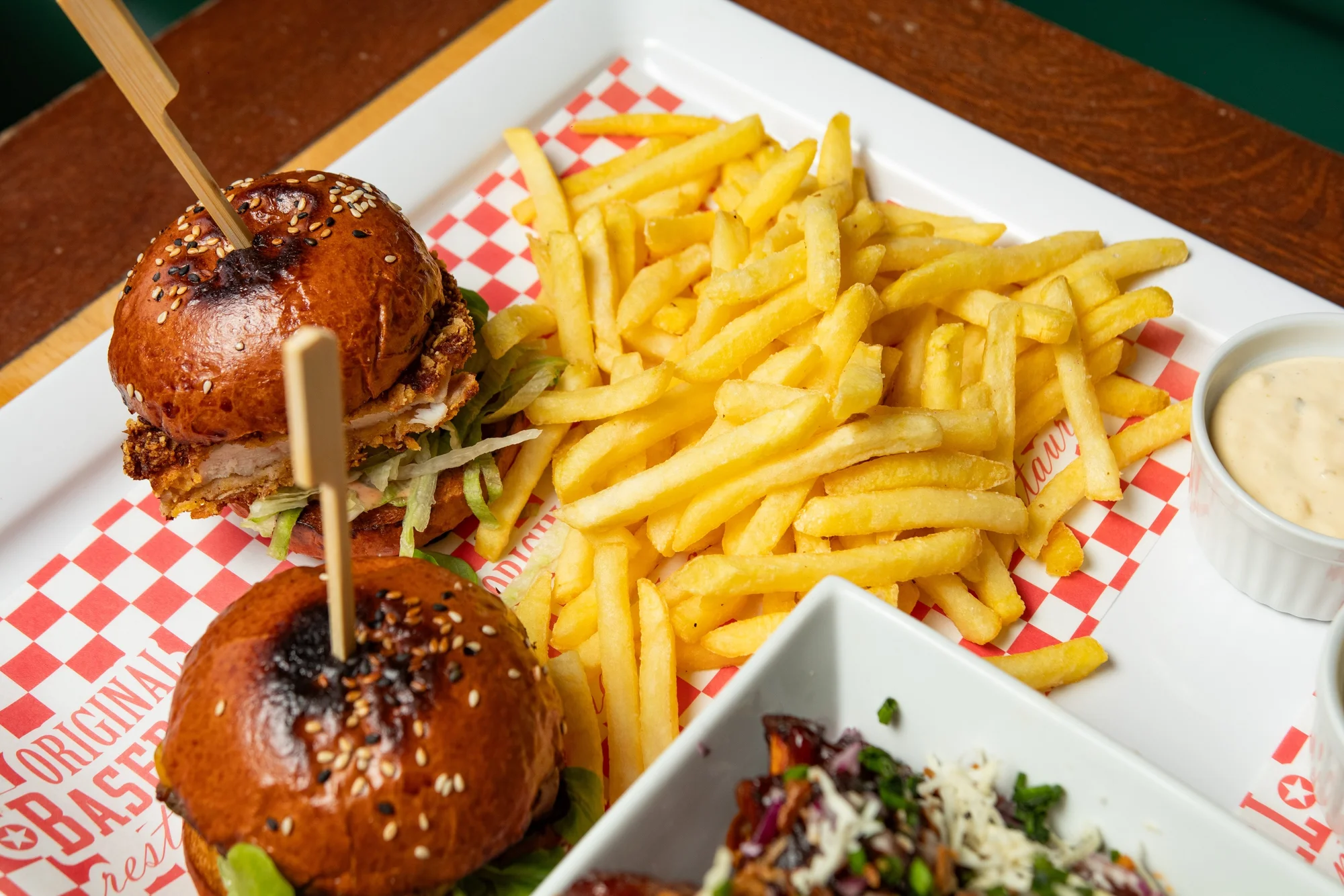 Ochutnejte Ameriku: menu pro 2 osoby s mini burgery, žebry i křídly