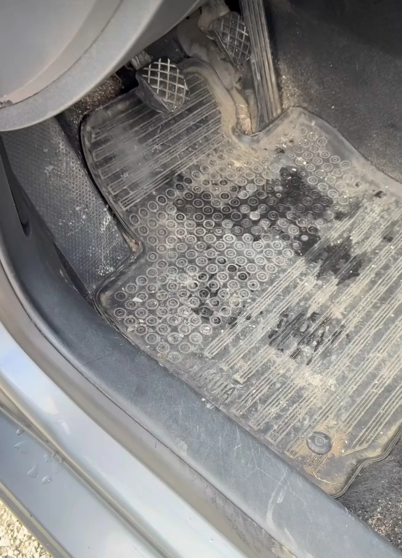 Kompletní ruční péče o váš vůz: hloubkové čištění, voskování i keramická ochrana