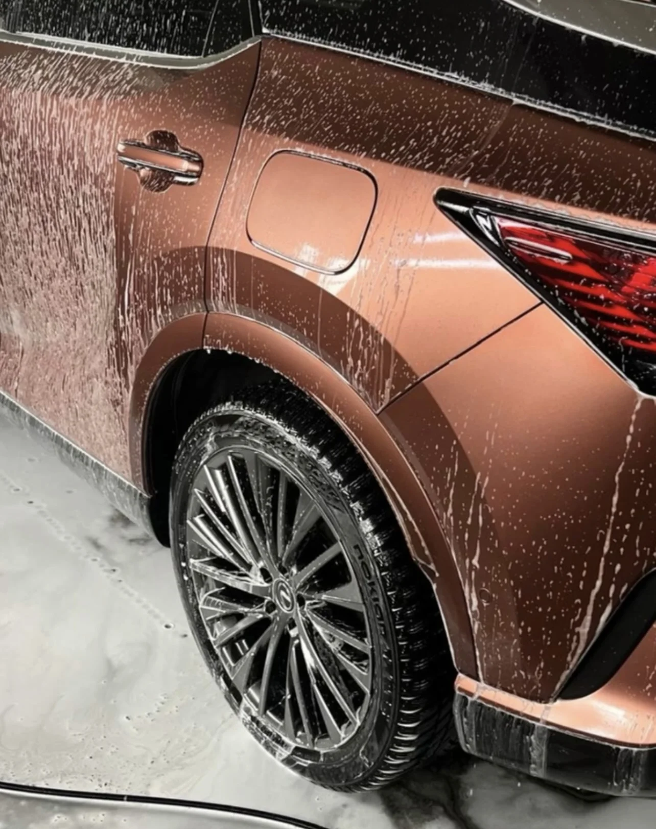 Kompletní ruční péče o váš vůz: hloubkové čištění, voskování i keramická ochrana