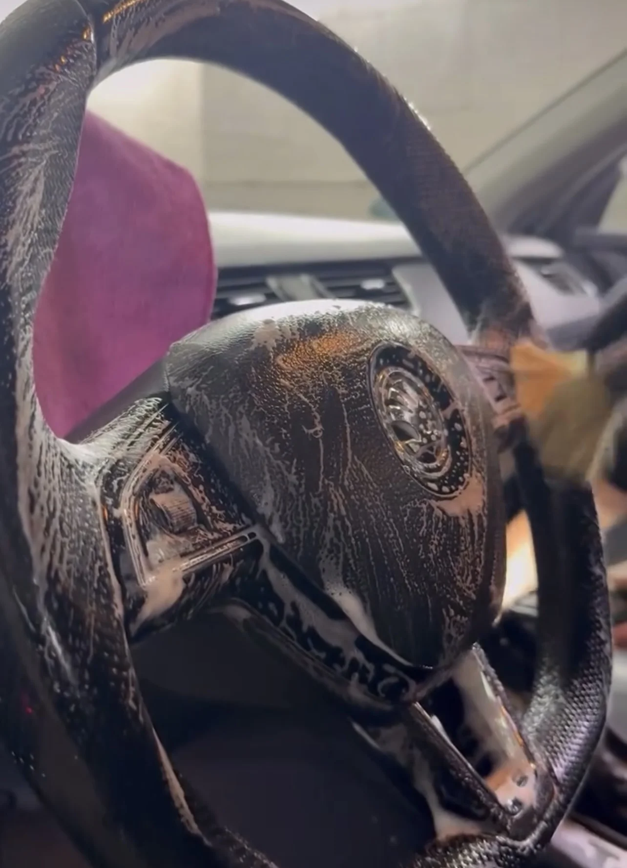 Kompletní ruční péče o váš vůz: hloubkové čištění, voskování i keramická ochrana