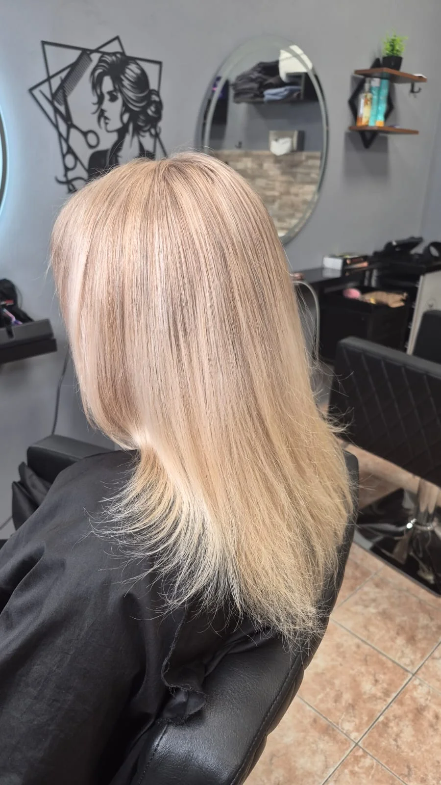 Dámský střih či kombinace s barvením: pro kratší i dlouhé vlasy, 40–120 minut