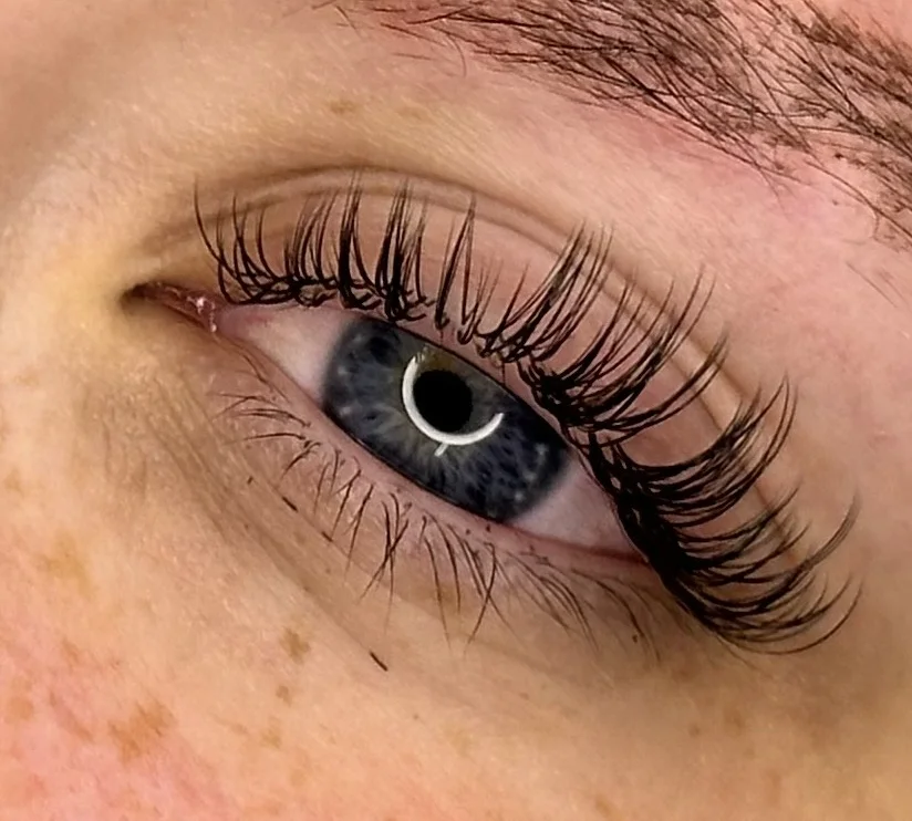 Krásné obočí a řasy: laminace, barvení a Keratin Base i prodloužení či zahuštění na míru