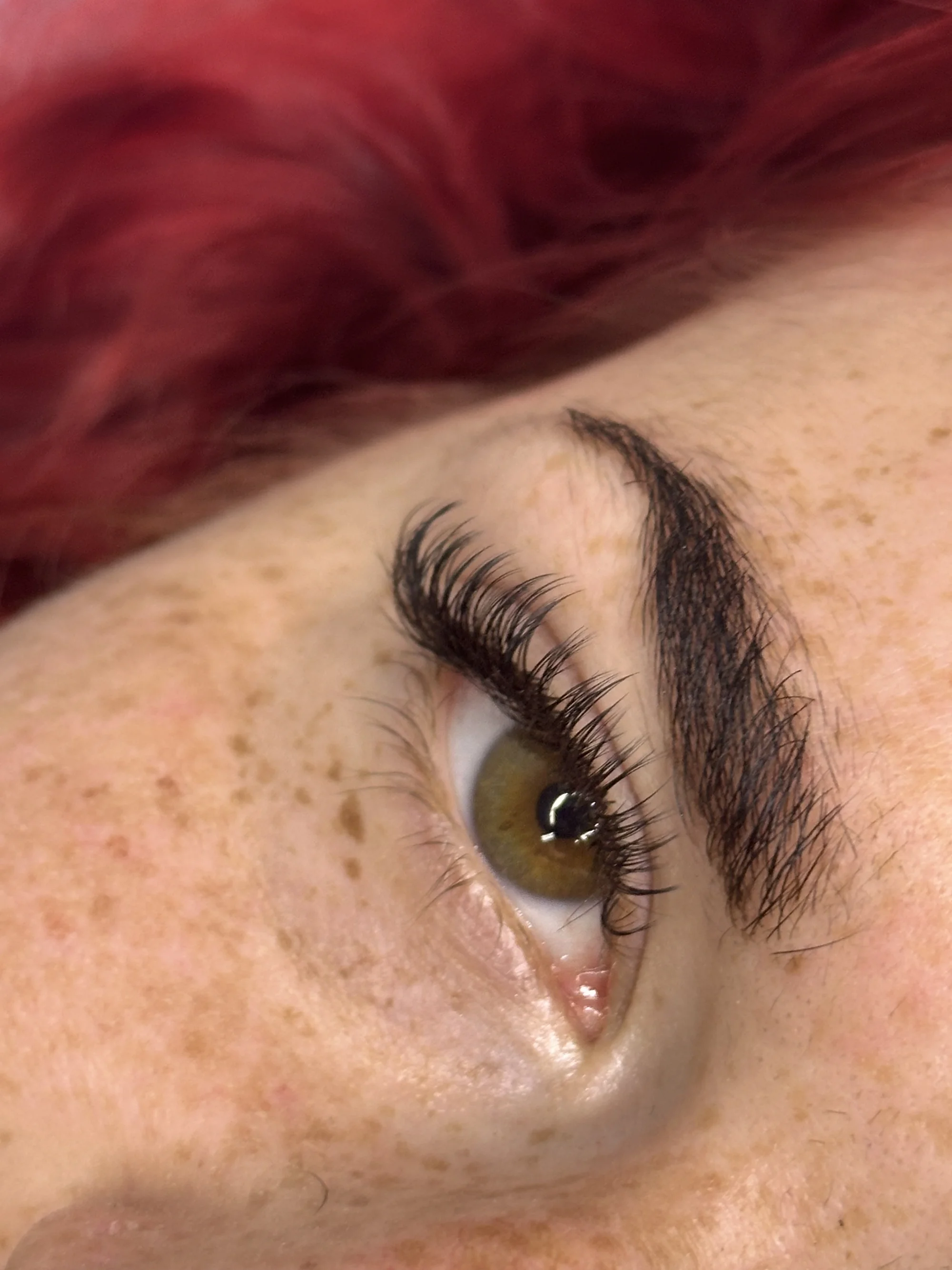 Krásné obočí a řasy: laminace, barvení a Keratin Base i prodloužení či zahuštění na míru