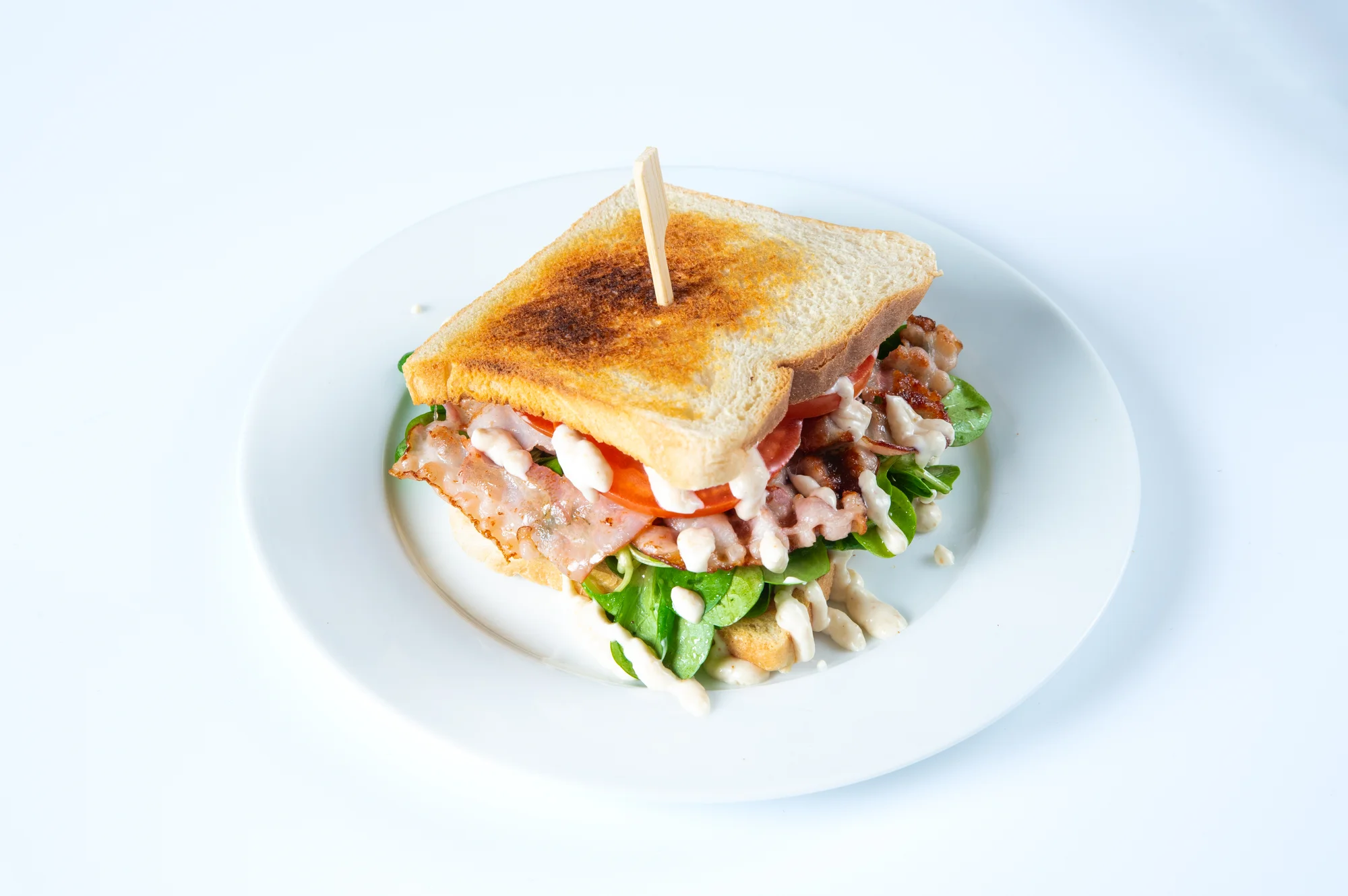 Snídaně v centru Plzně: toasty nebo BLT sendvič, anglická snídaně i lívance, k tomu káva a džus