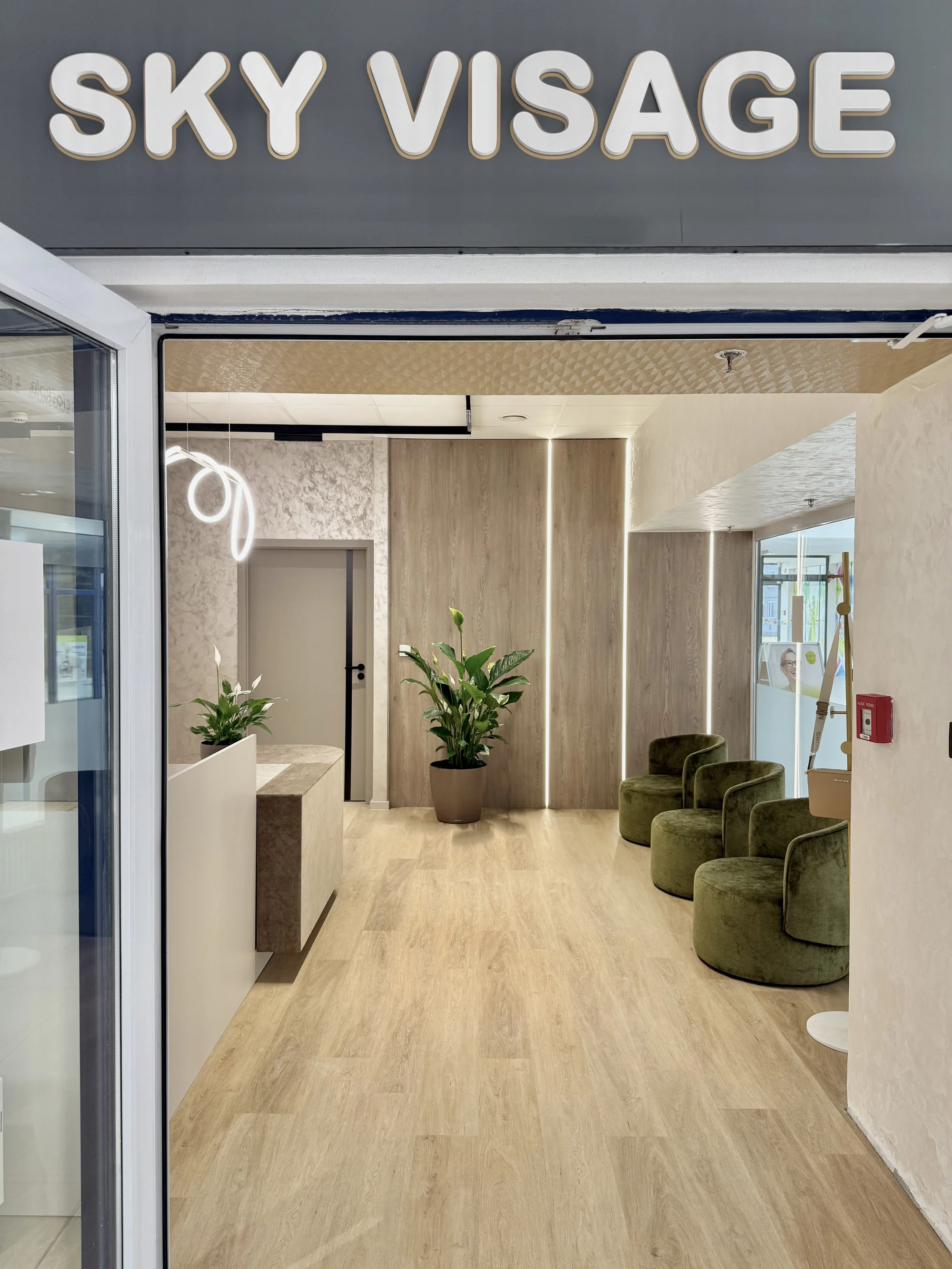 Péče o pleť: hydratační, anti-age i komplexní ošetření, karboxyterapie či mikrojehličkování, 60–105 min.