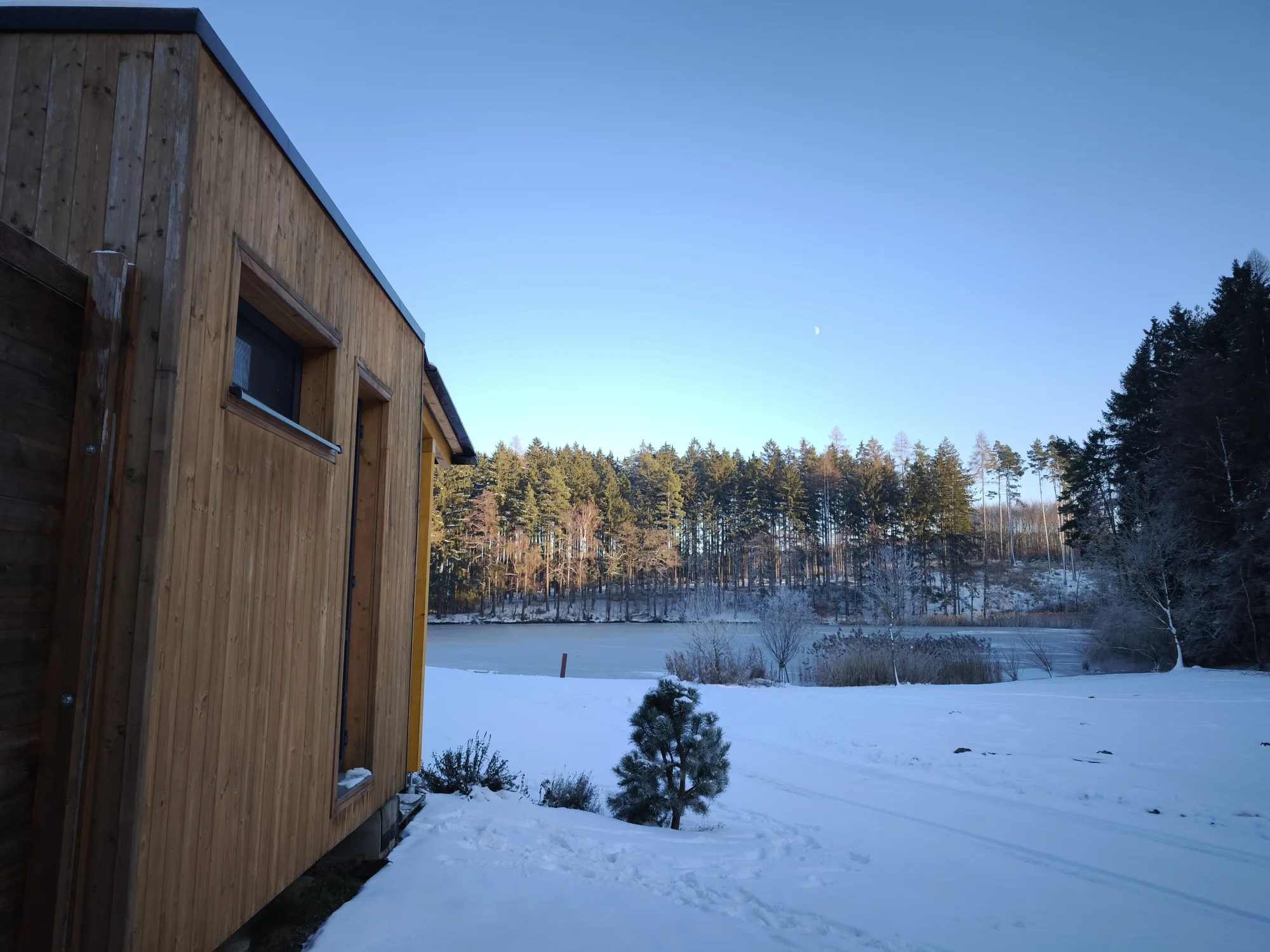 Luxusní chata v kempu na Vysočině: venkovní vířivka a výlety po kraji lesů a rybníků