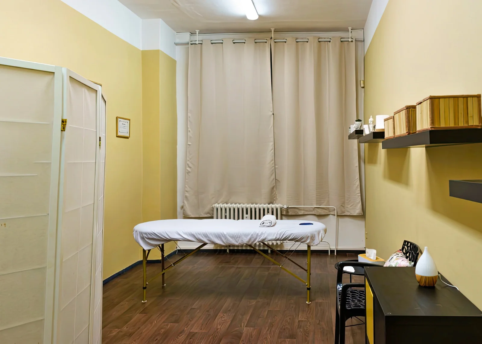 Netradiční masáž zad s drbáním nebo manuální lymfatická masáž