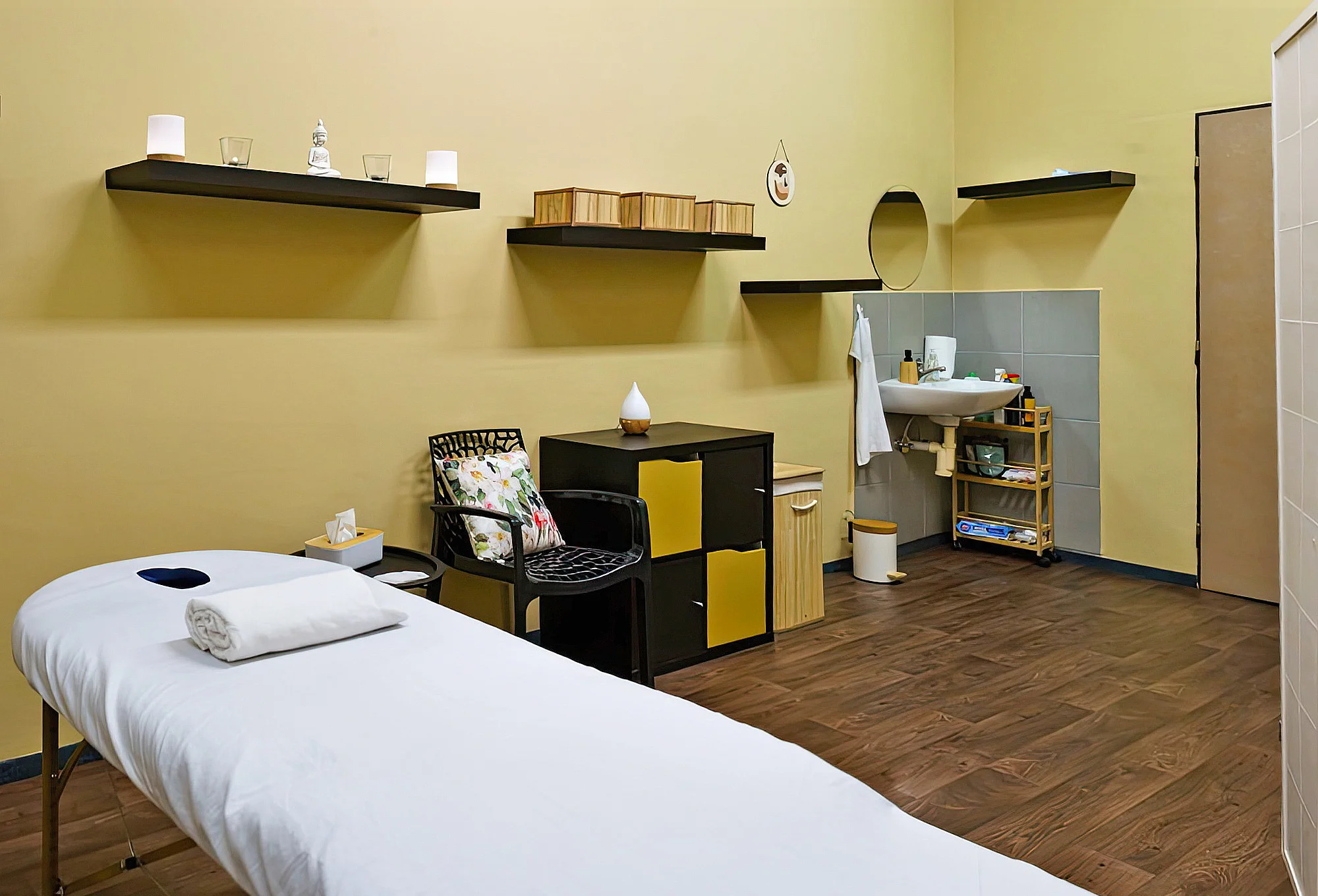 Netradiční masáž zad s drbáním nebo manuální lymfatická masáž