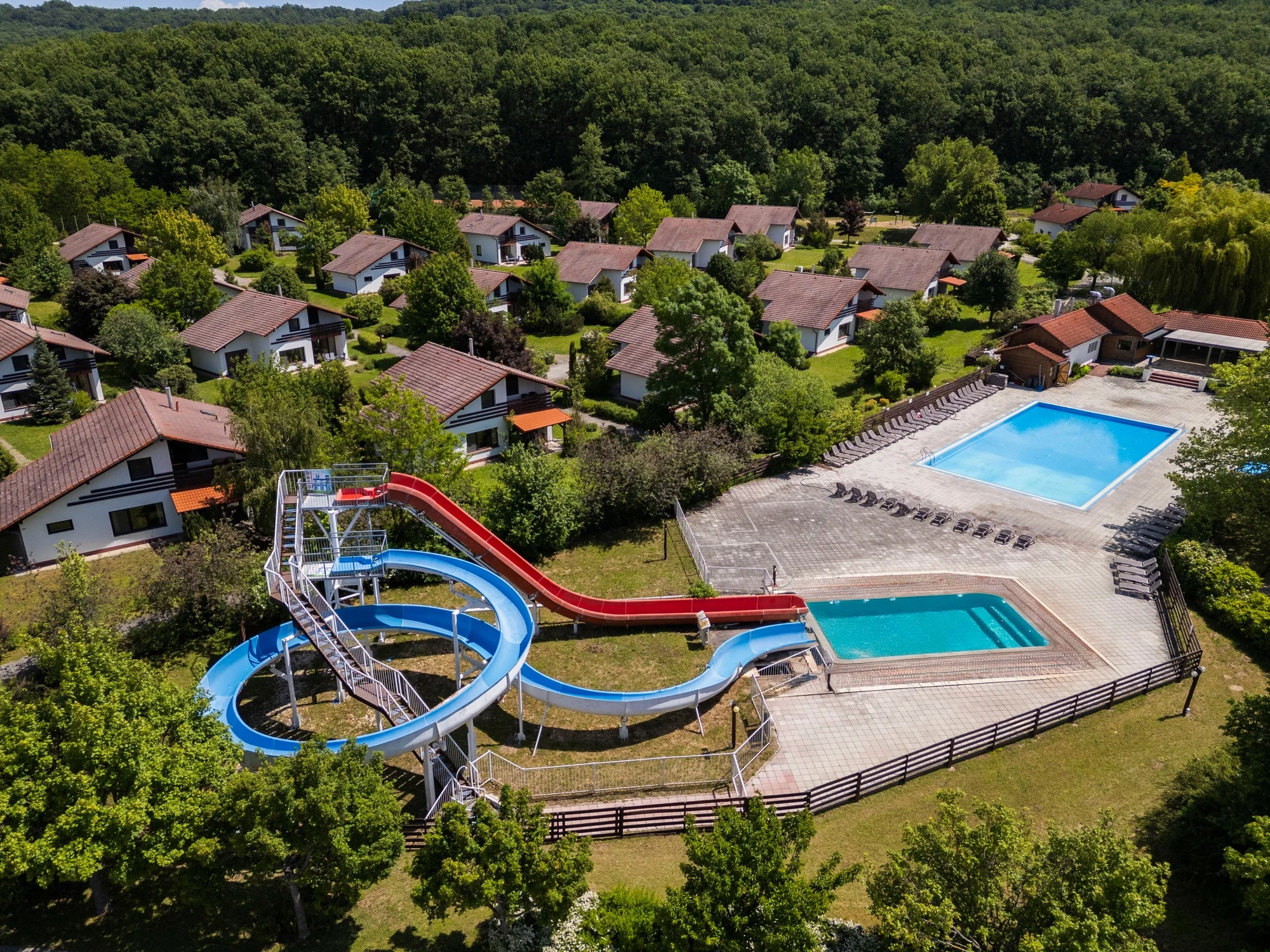 Relax pro rodinu nebo partu přátel blízko Budapešti: neomezeně wellness, možnost polopenze a slevy, děti zdarma