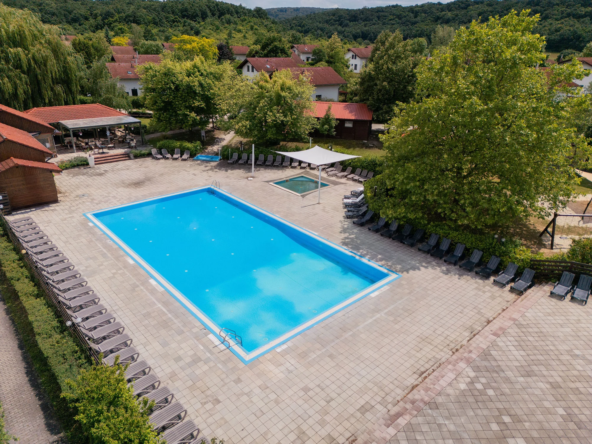 Relax pro rodinu nebo partu přátel blízko Budapešti: neomezeně wellness, možnost polopenze a slevy, děti zdarma