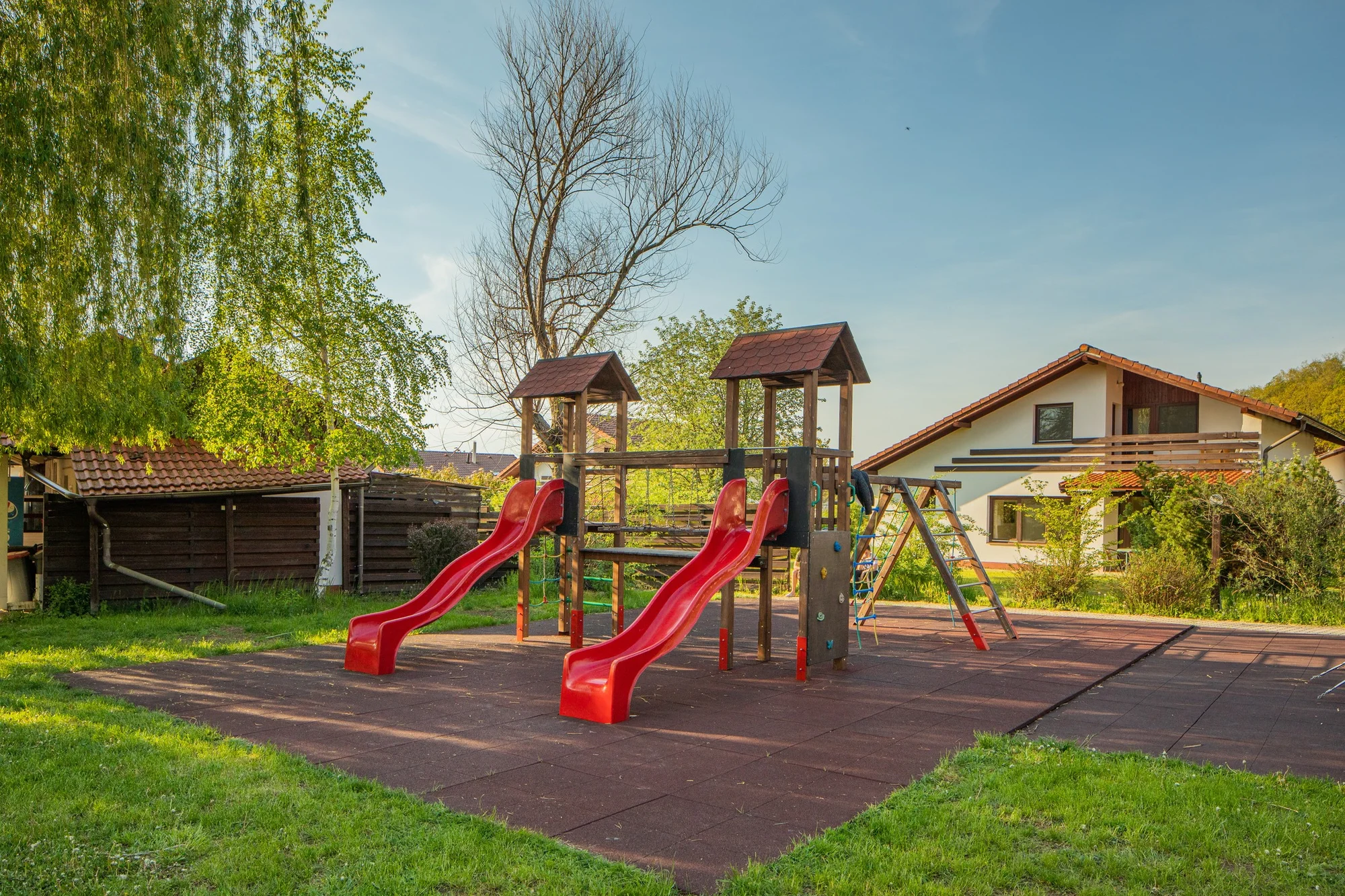 Relax pro rodinu nebo partu přátel blízko Budapešti: neomezeně wellness, možnost polopenze a slevy, děti zdarma