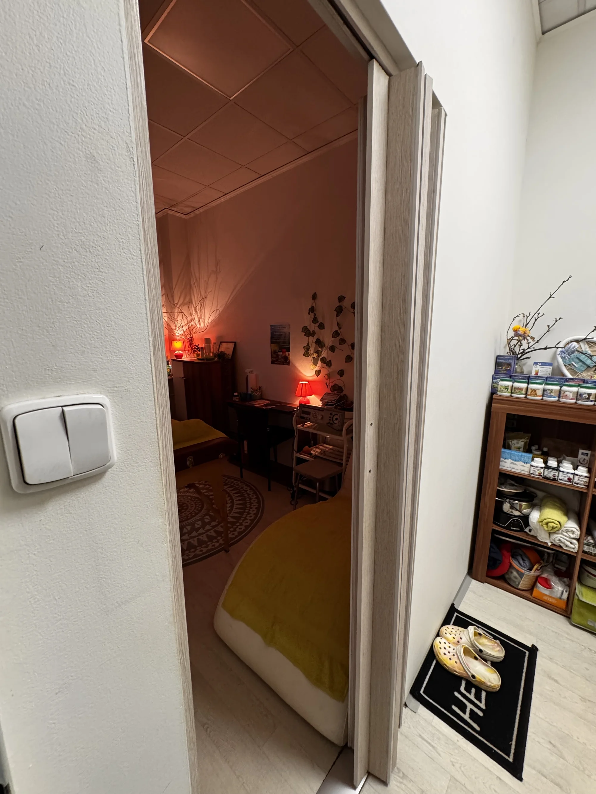 Masáž zad nebo celotělová, reflexní terapie nohou i lávové kameny