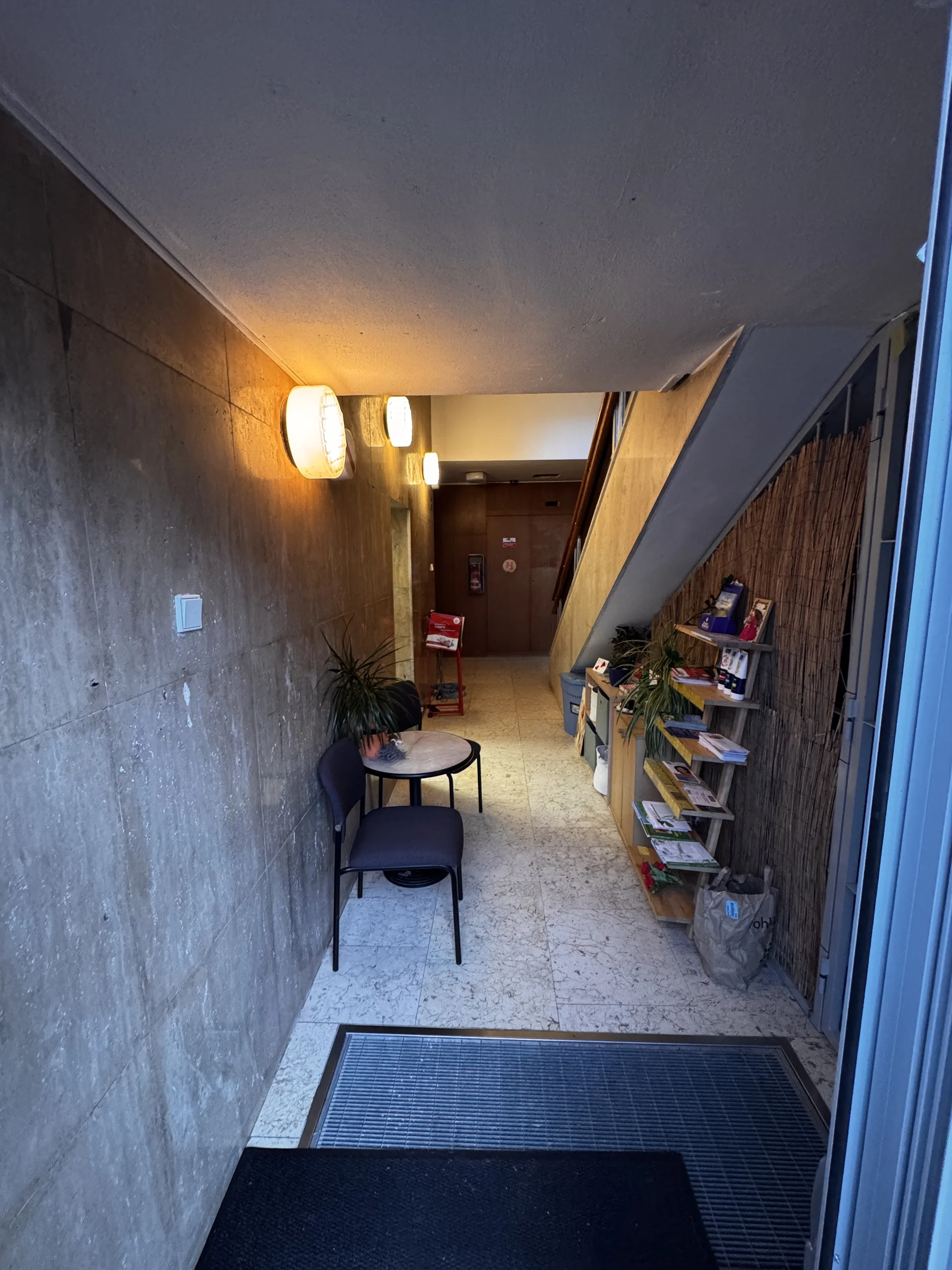 Masáž zad nebo celotělová, reflexní terapie nohou i lávové kameny