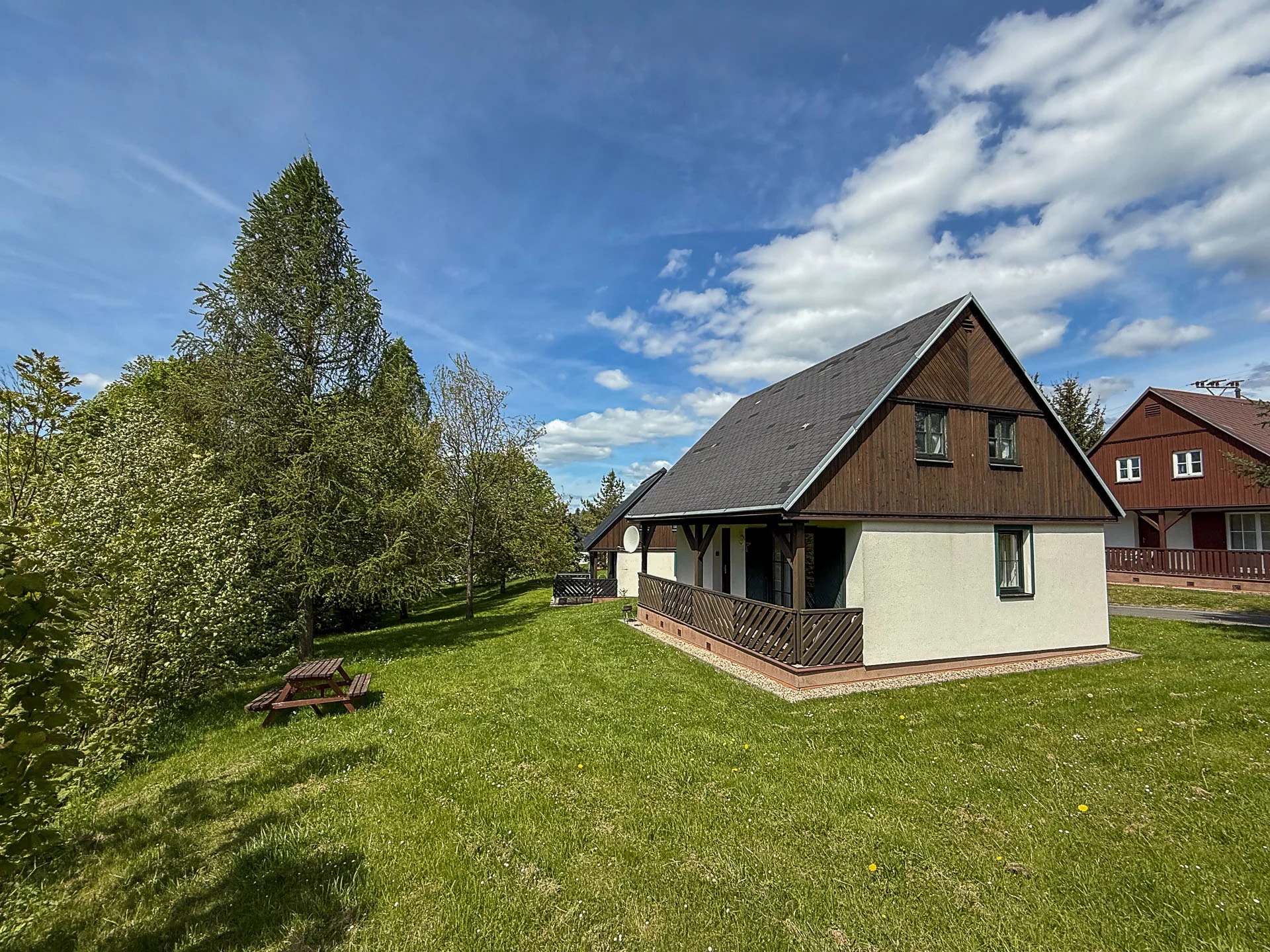 Chaty v Čisté v Krkonoších až pro 8 osob: sjezdovky, výlety a v létě bazén