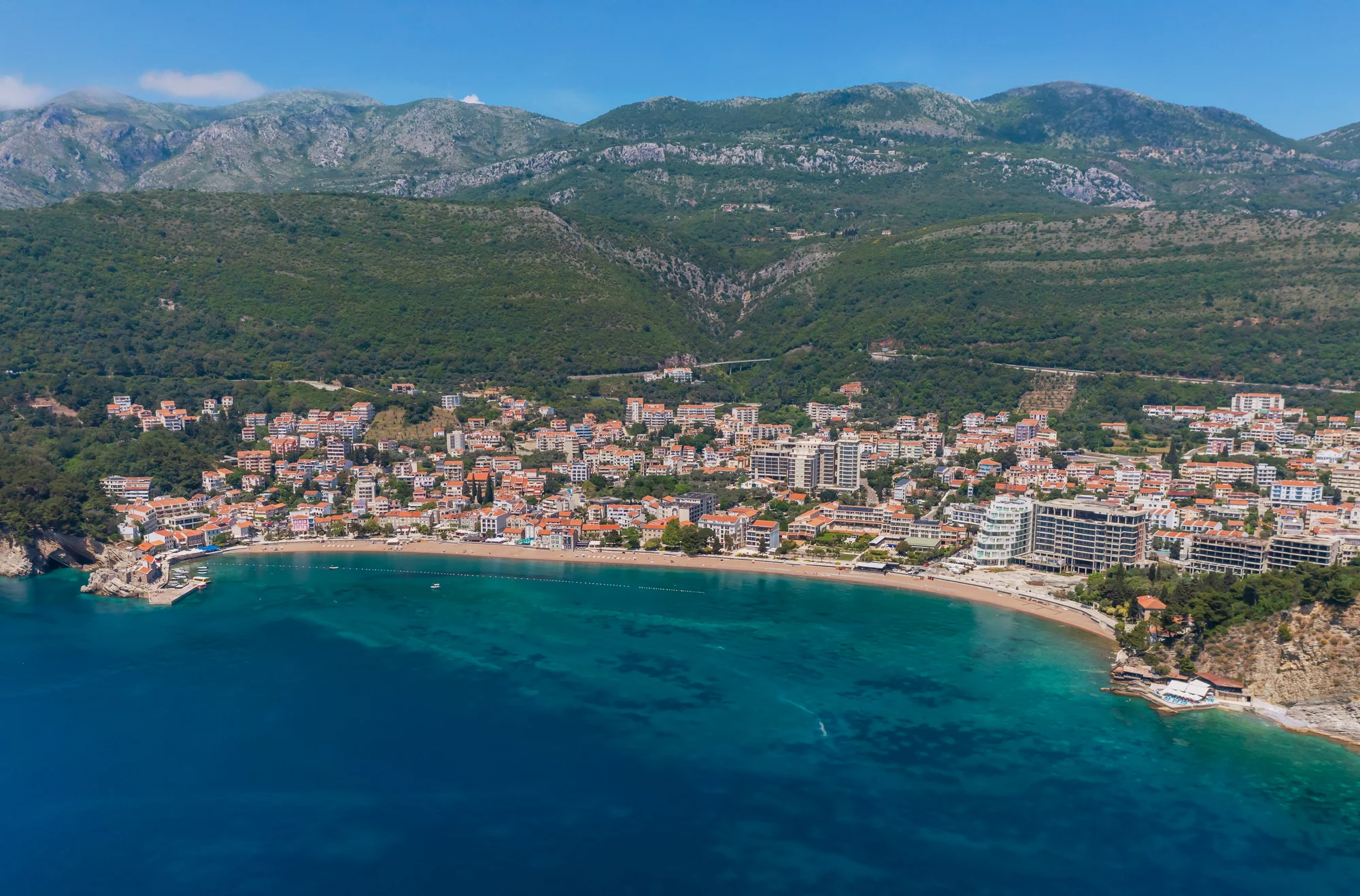 Přímořská pohoda v Černé Hoře: apartmány kousek od pláže i venkovní bazén